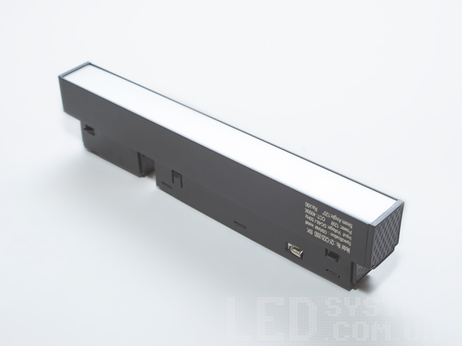 Трековий магнітний лед світильник лінійного типу, 12Вт. Його універсальність, довговічність та можливість кастомізації дозволяють створювати освітлення, яке не тільки виконує свою функцію, але й підкреслює стиль приміщення.