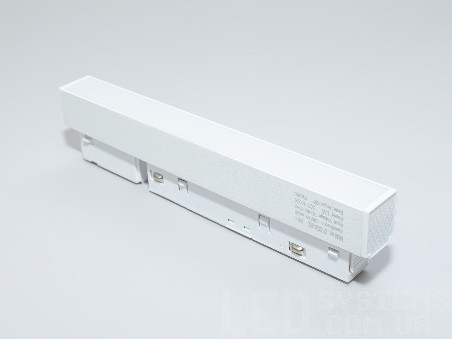 Білий магнітний трековий світильник лінійного типу, 12Вт. Підключення трекових світильників до системи займає мінімум часу, а адаптація трек світильника до простору – максимально проста завдяки магнітним кріпленням.