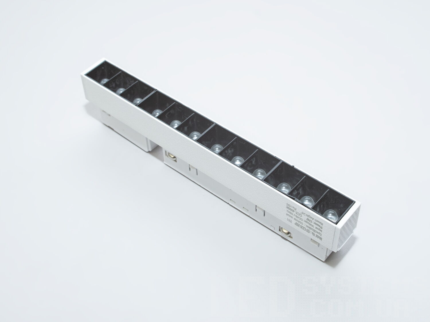 Лінійний світлодіодний білий трековий світильник магнітний, 12 Вт. Оберіть цей трековий світильник, щоб створити унікальну атмосферу, яка поєднує комфорт, естетику та сучасні технології. Він стане тим елементом вашого інтерєру, який підкреслить стиль і забезпечить якісне освітлення у вашому просторі.