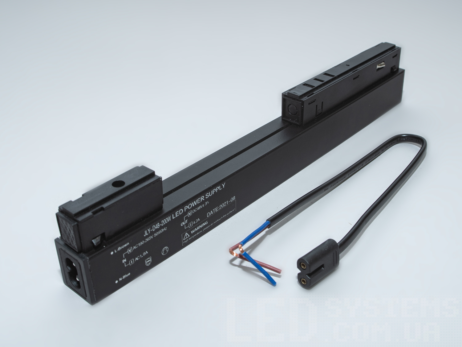 Блок живлення для магнітної трекової системи, 200Вт.  Є ключовим елементом для створення сучасної, функціональної та естетичної системи освітлення, яка може задовольнити широкий спектр потреб в освітленні.