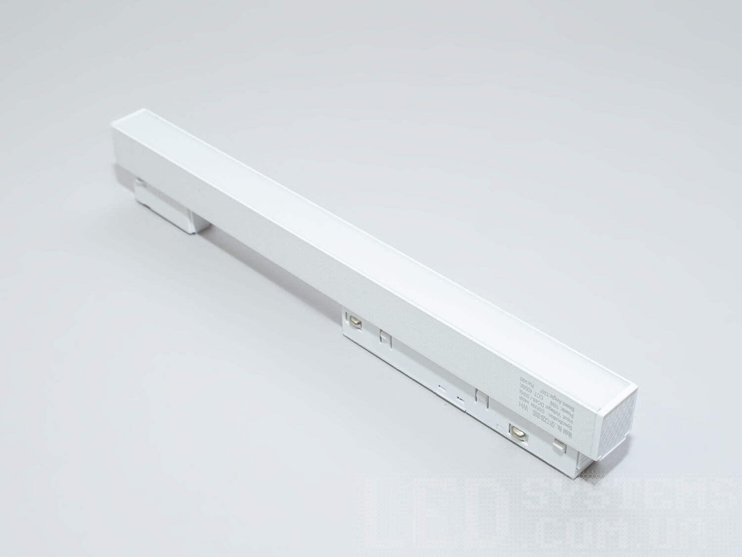 Сучасний лінійний світлодіодний світильник, оптимізований для використання в магнітній трековій системі з потужністю 18 Вт. Його дизайн чистий та функціональний, з акриловим розсіювачем, що надає однорідне світло без різких тіней, ідеальне для сучасних житлових чи комерційних просторів.
Світильник виконаний у нейтральному білому кольорі, що підкреслює його універсальність і легкість інтеграції в різні дизайнерські схеми. Він випромінює світло з кольоровою температурою 4000К, що забезпечує яскраве, але непряме світло, схоже на природне денне освітлення.
Лінійні світильники з індексом D розроблені для створення розсіяного світла, здатного заповнити простір без створення візуального дискомфорту. Кут розкриття променя понад 120&deg; робить цей світильник ідеальним рішенням для основного освітлення, забезпечуючи широке світлове покриття.
Лінійність світильника ідеально підходить для довгих просторів, таких як коридори або офісні простори, де необхідно забезпечити рівномірне освітлення на великій площі. Його можна використовувати для акцентування робочих стільниць, кухонних поверхонь або навіть для підсвічування дзеркал і картин, де потрібне розсіяне, але визначене світло.
Система на 48В зі стандартним профілем надає необмежені можливості для кастомізації та інтеграції з іншими освітлювальними рішеннями, дозволяючи легко комбінувати треки та світильники різних виробників, що відкриває широкі перспективи для дизайну освітлення.
Такий світильник стане відмінним додатком до будь-якого простору, де цінується функціональність, адаптивність та естетика. Він ідеально підходить для сучасних офісів, громадських просторів, житлових зон, де освітлення відіграє ключову роль у створенні затишної та продуктивної атмосфери.