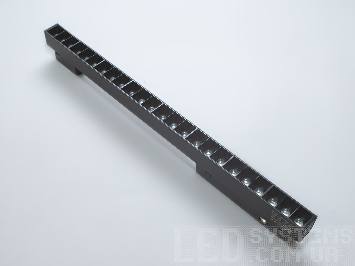 Лінійний магнітний трековий світильник LED, 24 Вт. Він розроблений для створення атмосфери, зосередженості уваги та висвітлення особливостей простору, де кожен світловий промінь відіграє свою роль в загальній композиції інтерєру.