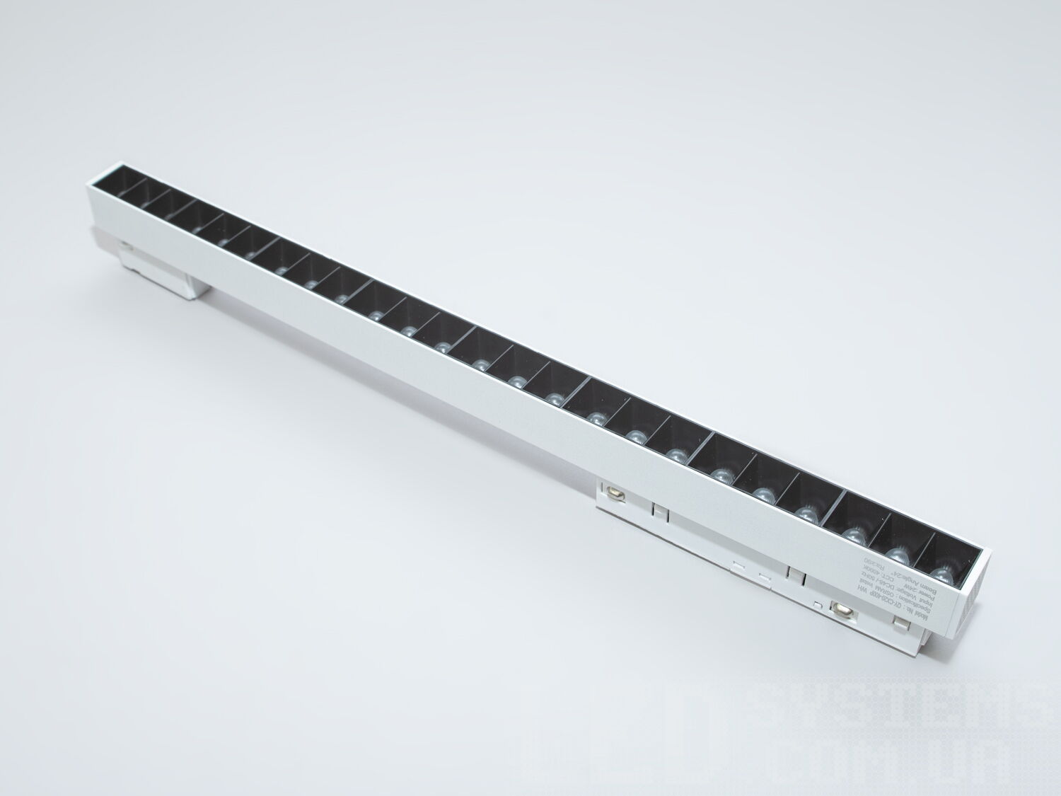 Магнітний трековий світильник LED лінійний, 24 Вт. Магнітний трековий світильник LED оснащений сучасними LED технологіями, які забезпечують низьке енергоспоживання при збереженні високої яскравості. 