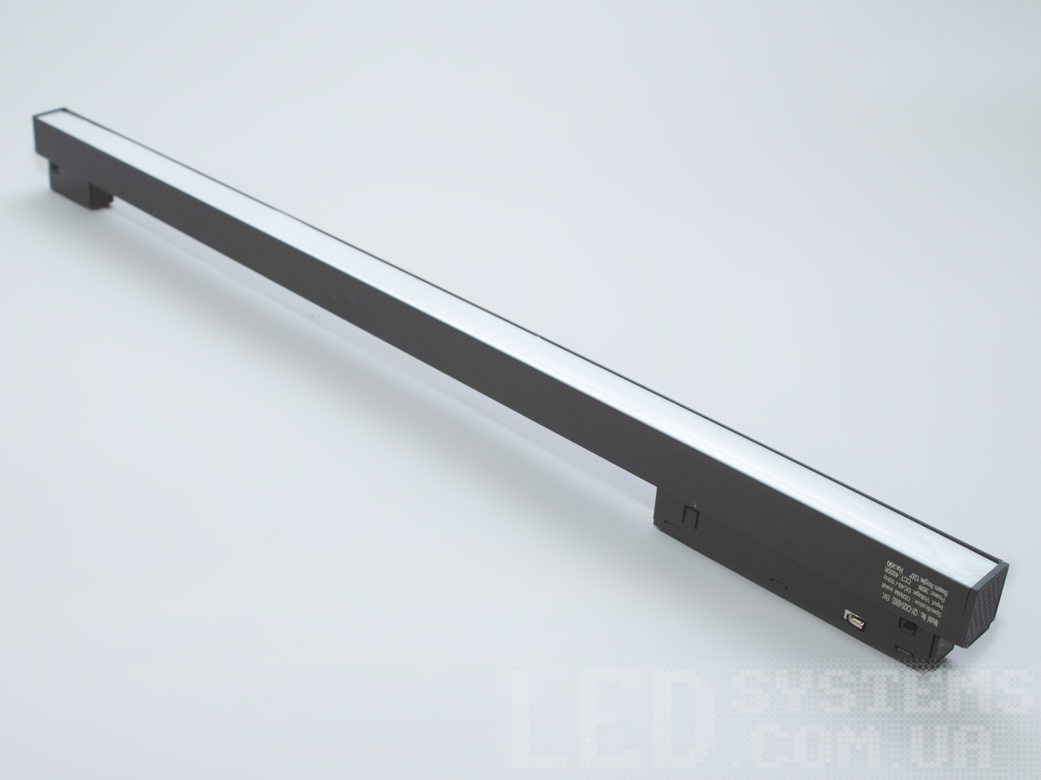 Лінійний магнітний трековий світильник, 36Вт. Трекові світлодіодні світильники Діаша – це ідеальне рішення для створення сучасного інтерєру. Вони поєднують у собі естетичність, адаптивність і високу функціональність.