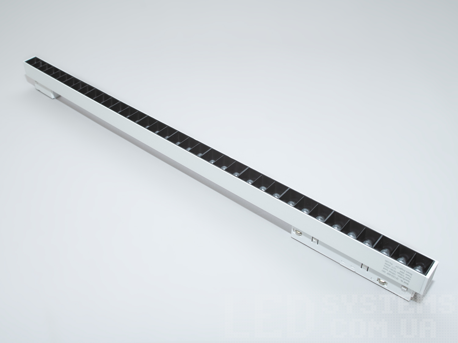 Магнітний трековий світильник LED лінійного типу, 36Вт. Трекові світильники пропонують користувачам можливість не просто освітлювати простір, а й творити атмосферу та акцентувати увагу на важливих деталях інтерєру.