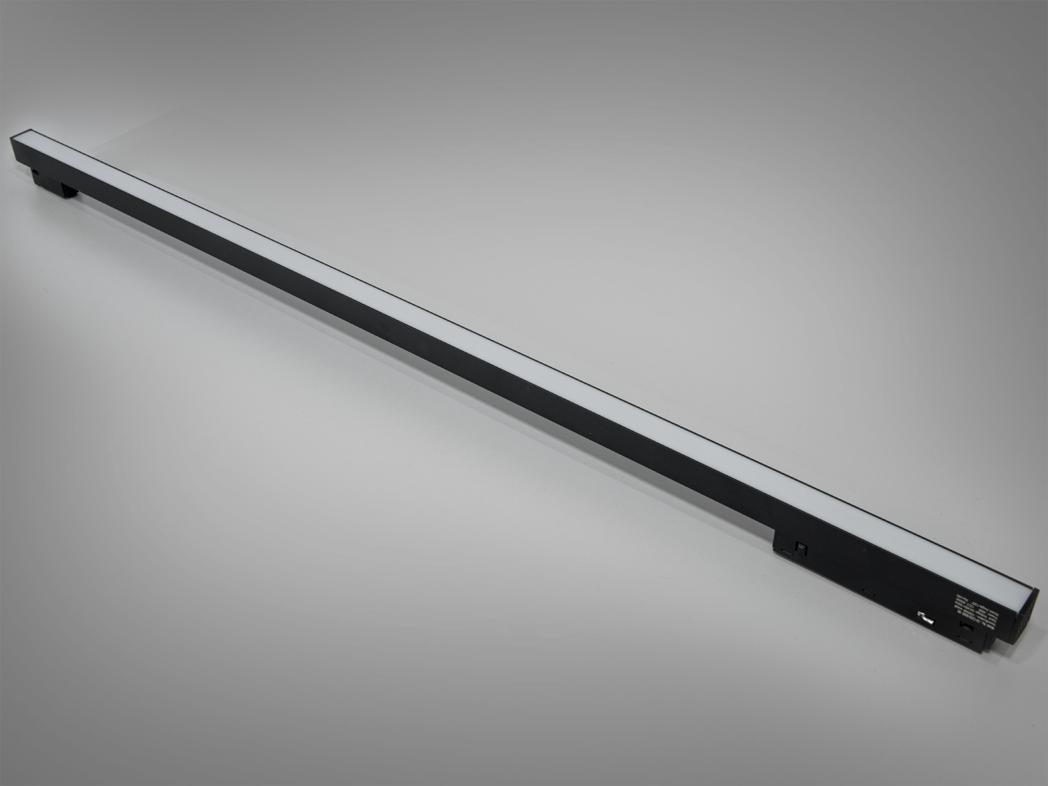 Лінійний трековий магнітний led світильник, 48Вт. Завдяки своєму витонченому вигляду трековий світильник легко інтегрується у різні стилі інтерєру: хай-тек, скандинавський, мінімалізм або навіть індустріальний стиль.