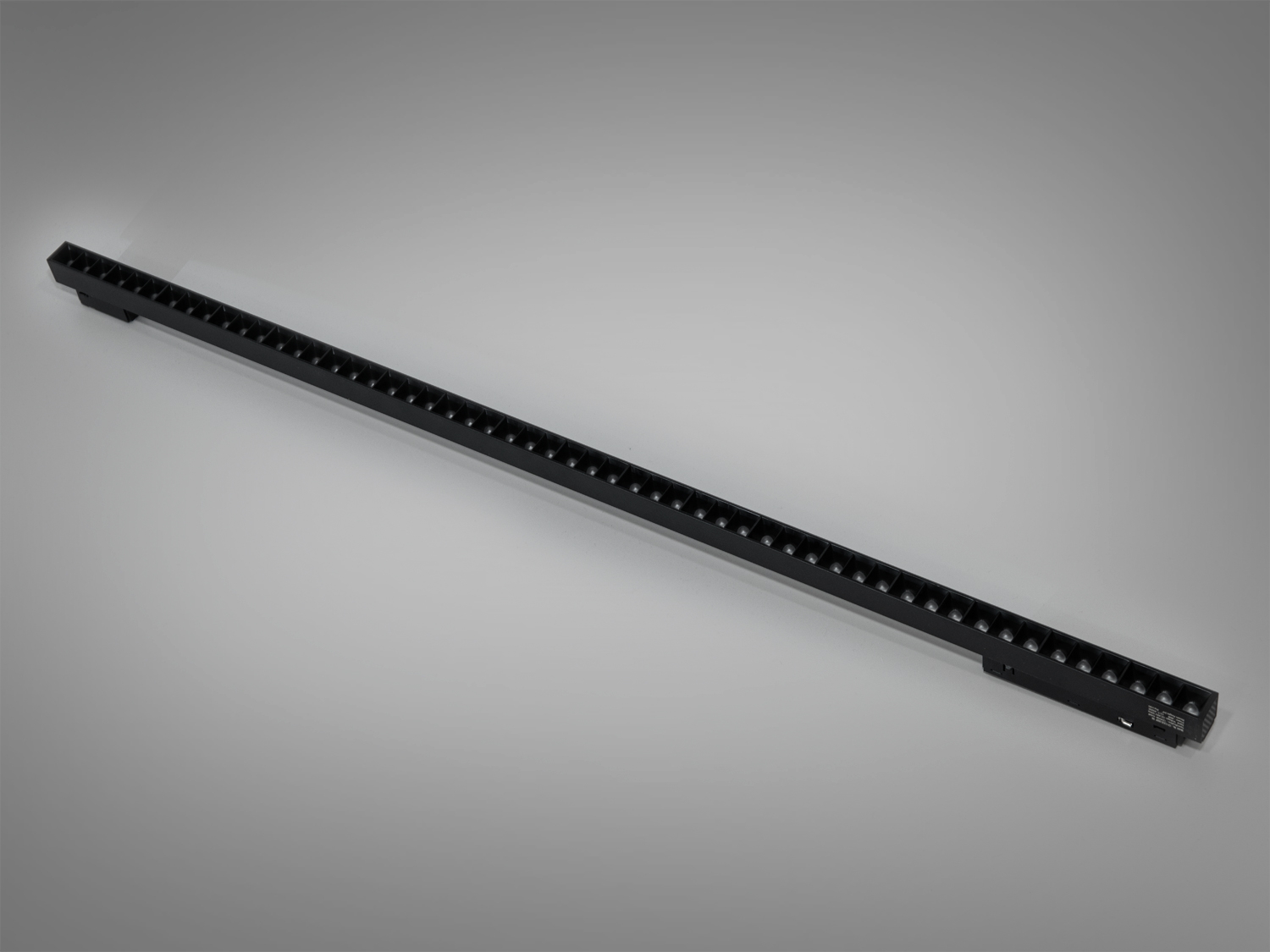 Лінійний трековий світильник для магнітної системи, 48 Вт.  Ідеальний для створення яскравих візуальних акцентів на предметах, таких як дзеркала або картини, дозволяючи користувачу точно налаштувати напрямок світла.