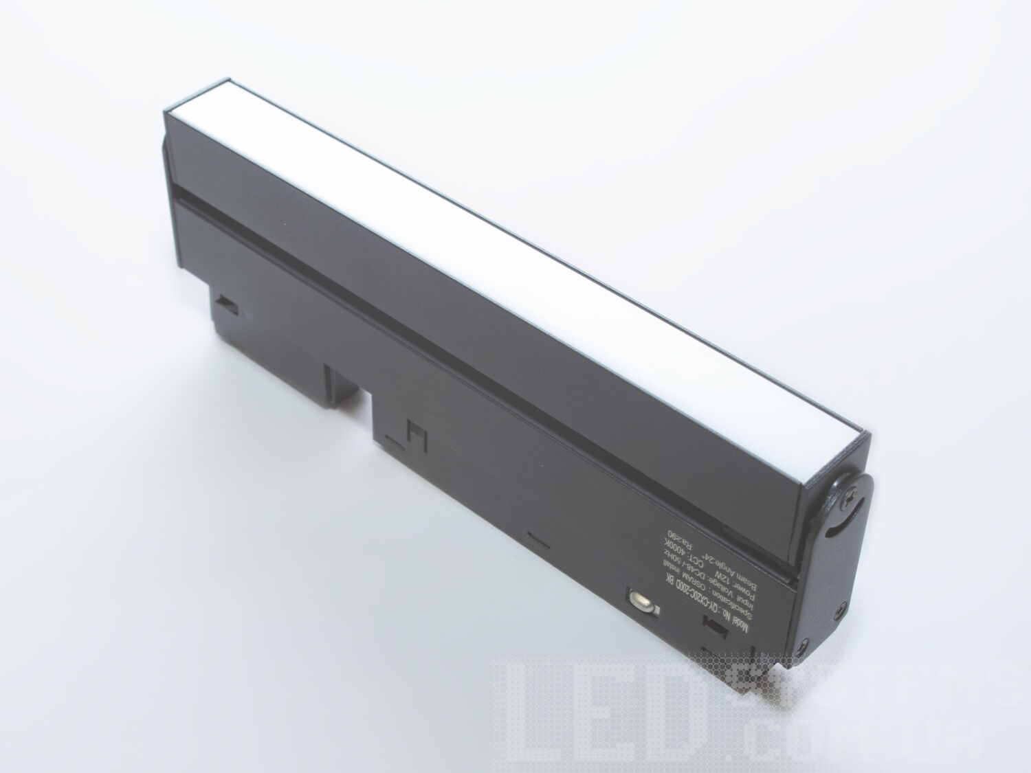 Поворотний трековий Led світильник для магнітної лінійної системи, 12W. Лінійний світлодіодний трековий світильник від ТМ «Діаша» стає ідеальним вибором для тих, хто шукає ефективне та гнучке освітлювальне рішення, яке забезпечить якісне освітлення та додасть стилю будь-якому простору.