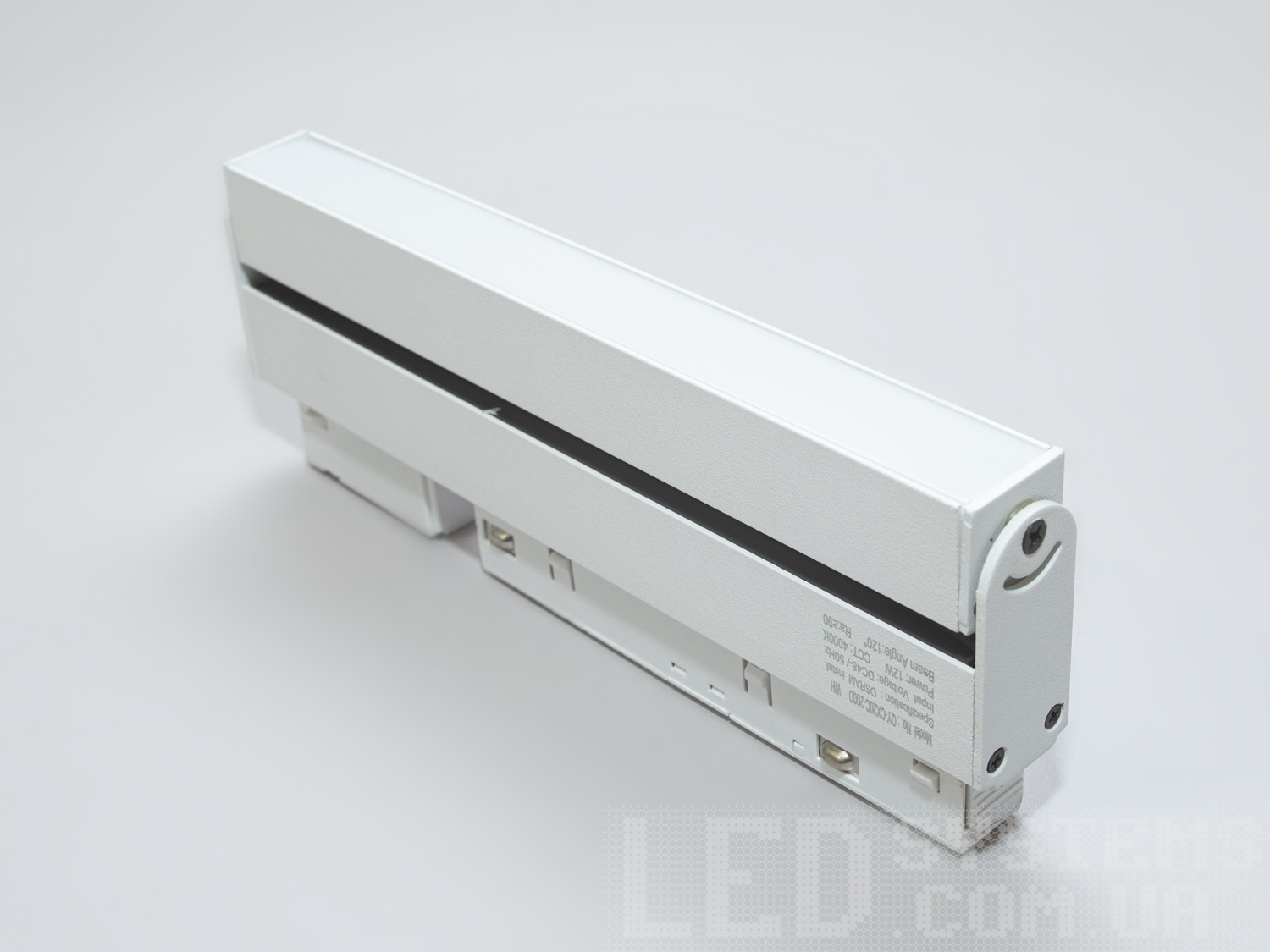 Лінійний поворотний трековий Led світильник магнітний, 12Вт. Цей трековий світильник легко інтегрується з різноманітними треками та світильниками інших виробників, створюючи безліч варіантів освітлення та дизайнерських рішень.