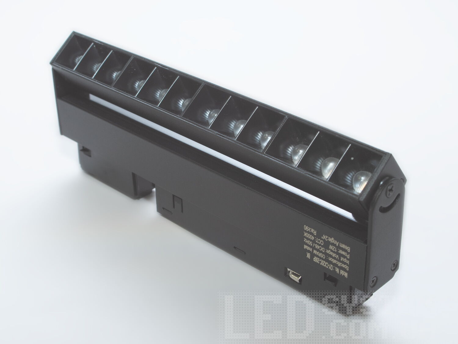 Лінійний поворотний магнітний трековий світильник LED, 24 Вт. Наші колекції трекових світильників доступні для оптових замовлень, представлені на сайті, дозволять забезпечити вам високоякісне освітлення без переплат.