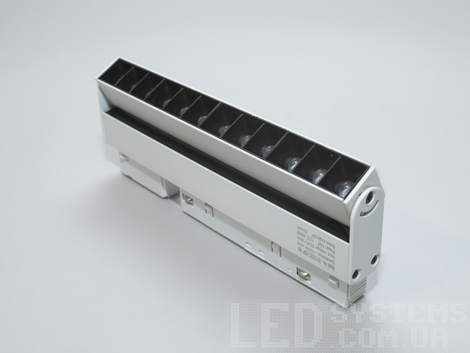 Поворотний трековий світильник направленого світла, 12Вт. Трековий магнітний світильник на потолок поєднує в собі елегантність сучасного дизайну та функціональність, яка дозволяє користувачеві з легкістю направляти світло у потрібному напрямку, забезпечуючи високу точність освітлення.