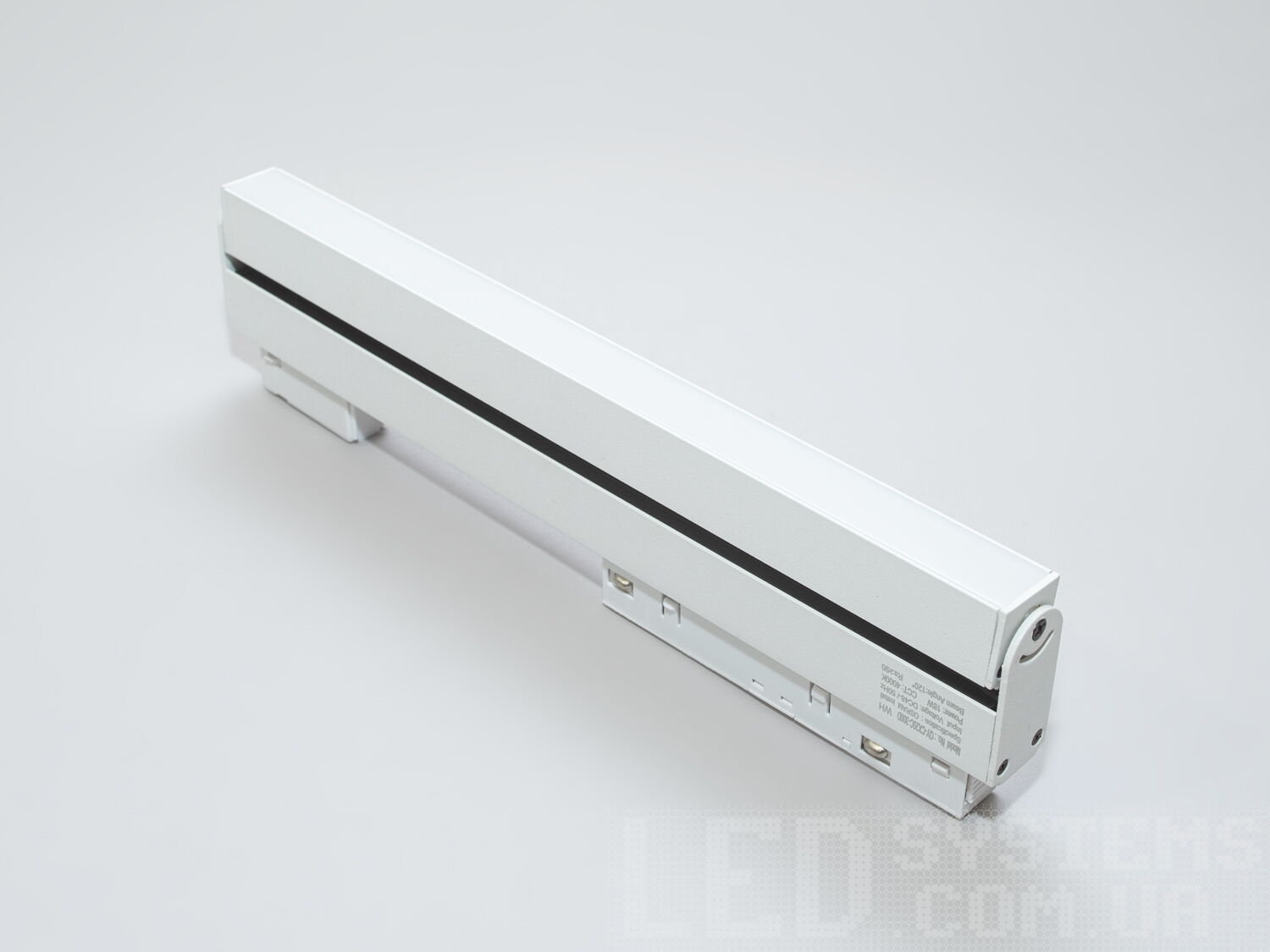 Лінійний поворотний трековий світильник, 18 Вт. Лінійний світлодіодний світильник від ТМ «Діаша» стає ідеальним вибором для тих, хто шукає ефективне та гнучке освітлювальне рішення, яке забезпечить якісне освітлення та додасть стилю будь-якому простору.