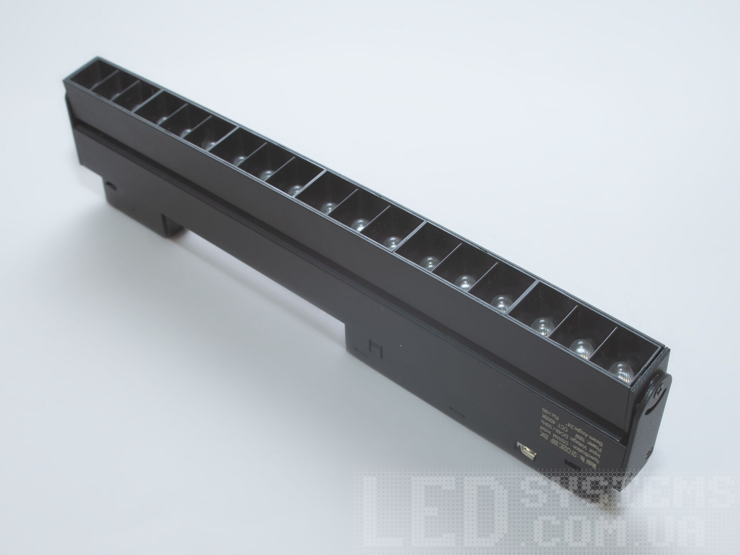 Поворотний LED трековий світильник направленого світла, 18Вт. Гуртові покупці оцінять різноманітність та елегантність колекції трекових світильників від ТМ 