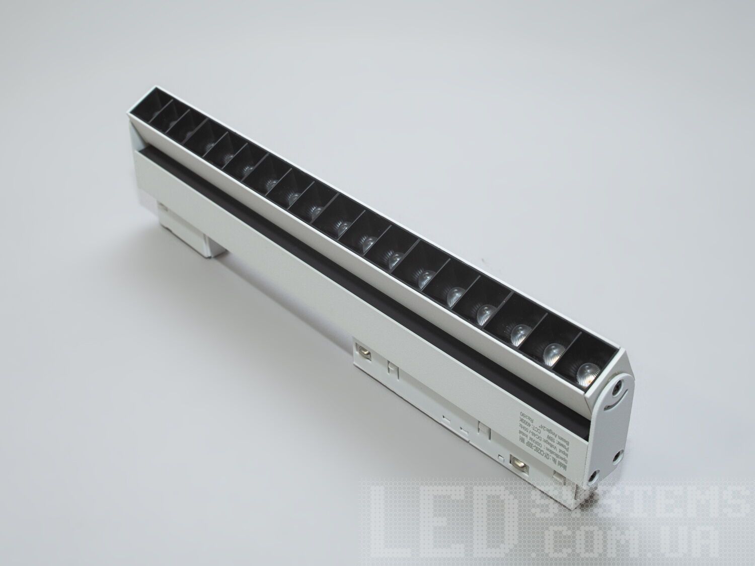 Поворотний LED трековий світильник для магнітної системи, 18Вт. Трековий лед світильник стане універсальним рішенням для багатьох сучасних стилів інтерєру, завдяки своїй здатності інтегруватися в різноманітні дизайнерські концепції та надавати простору бажану атмосферу і функціональність.