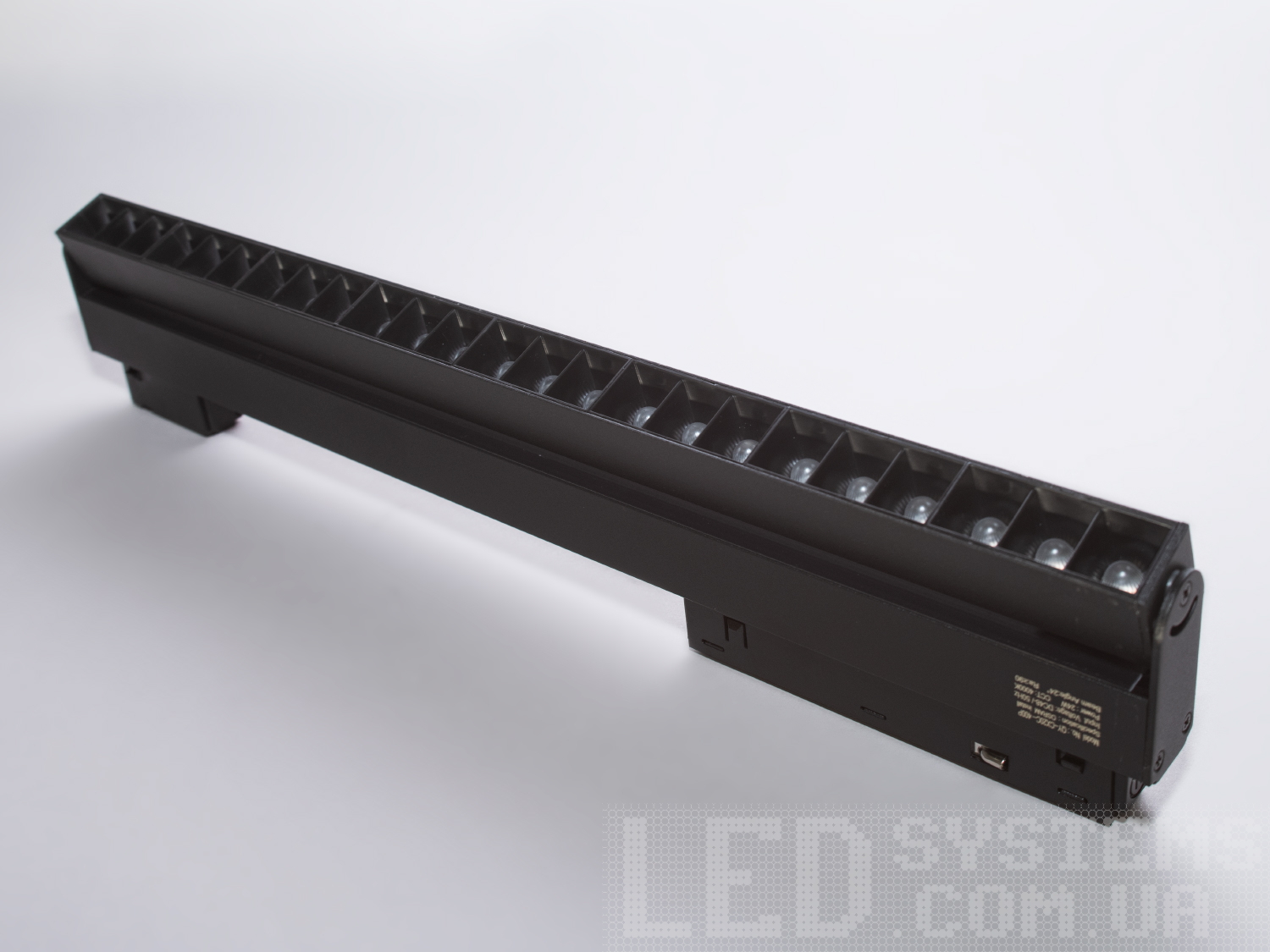 Поворотний магнітний трековий світильник лед, 24 Вт. Трековий світильник стане універсальним рішенням для багатьох сучасних стилів інтерєру, завдяки своїй здатності інтегруватися в різноманітні дизайнерські концепції та надавати простору бажану атмосферу і функціональність.