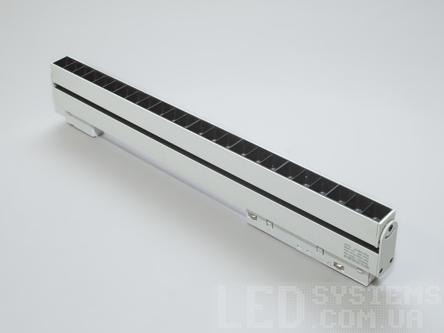 Поворотний трековий світильник світлодіодний, 24 Вт. Впроваджуйте надзвичайні, цікаві світлові рішення в свої проекти, вибираючи наші трекові світильники, які забезпечать бездоганне освітлення і максимальну естетику.