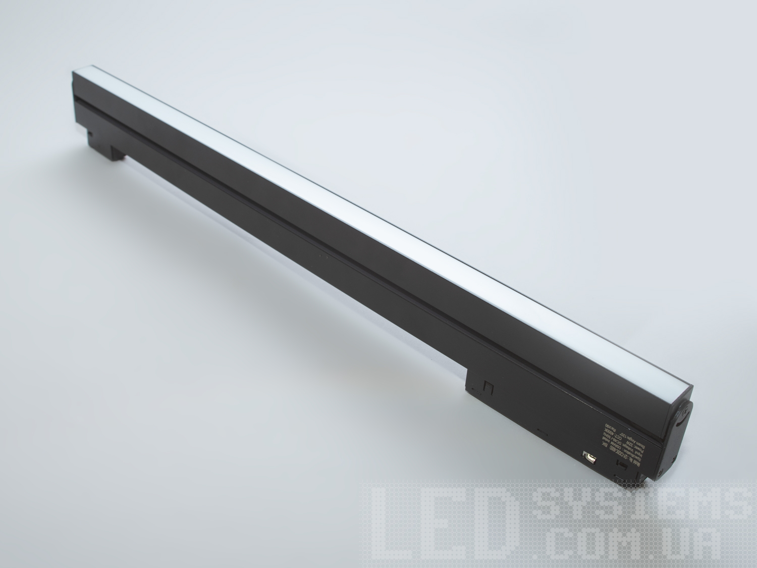 Лінійний поворотний трековий led світильник магнітний, 36Вт. Світлодіодний світильник трековий Діаша стає ідеальним вибором для тих, хто шукає ефективне та гнучке освітлювальне рішення, яке забезпечить якісне освітлення та додасть стилю будь-якому простору.