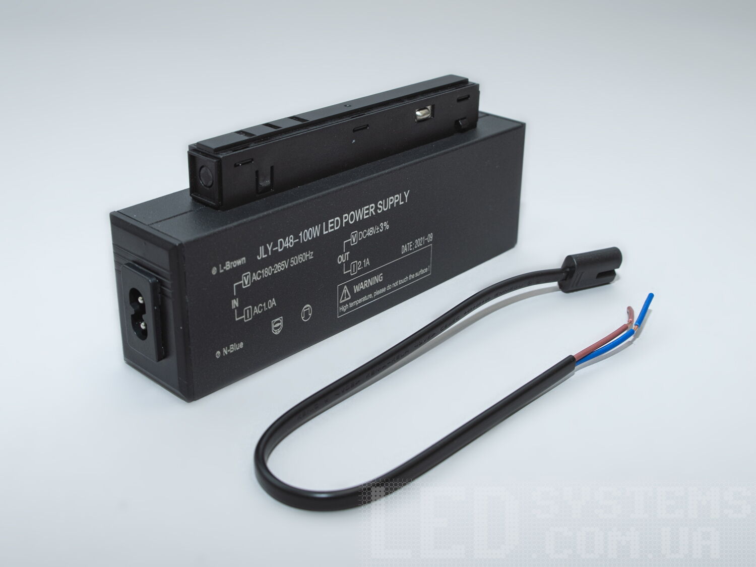 Блок живлення для магнітної трекової системи, 100 Вт.Так само як і трекові світильники, блок живлення може бути легко замінений блоком більшої потужності, без необхідності пошкоджень поверхні стелі або стіни. 