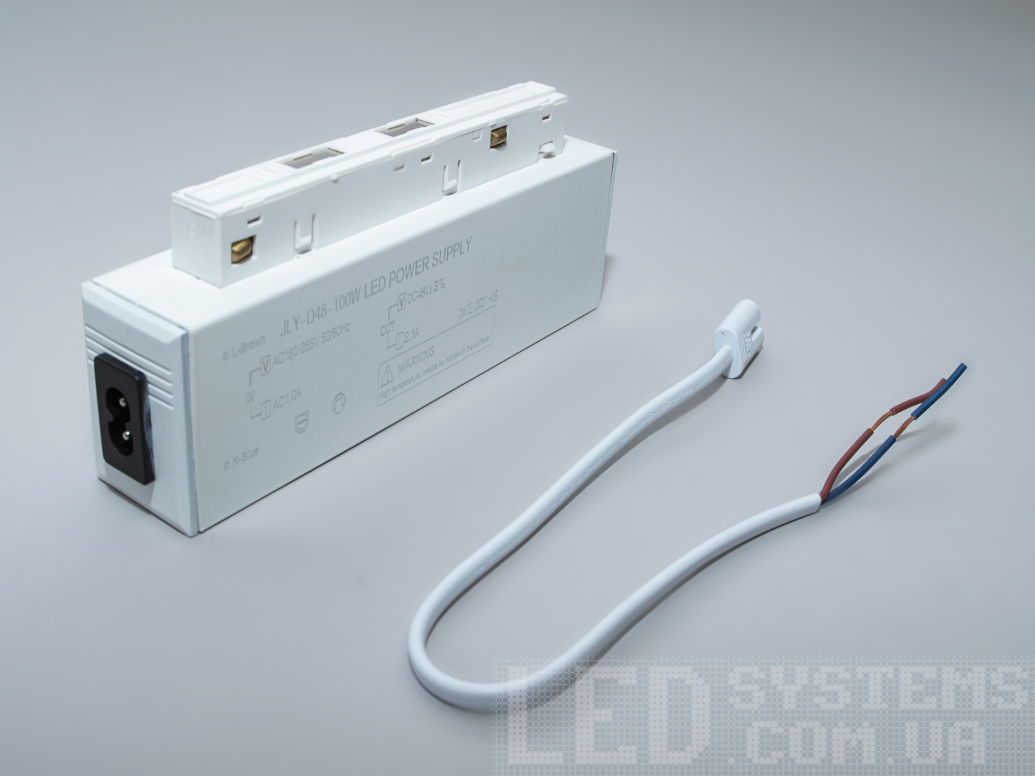 Блок живлення для магнітної трекової системи, 100Вт. Цей пристрій перетворює стандартну електричну напругу з мережі 220 В до відповідного низьковольтного рівня, який необхідний для роботи світлодіодних трекових світильників системи.