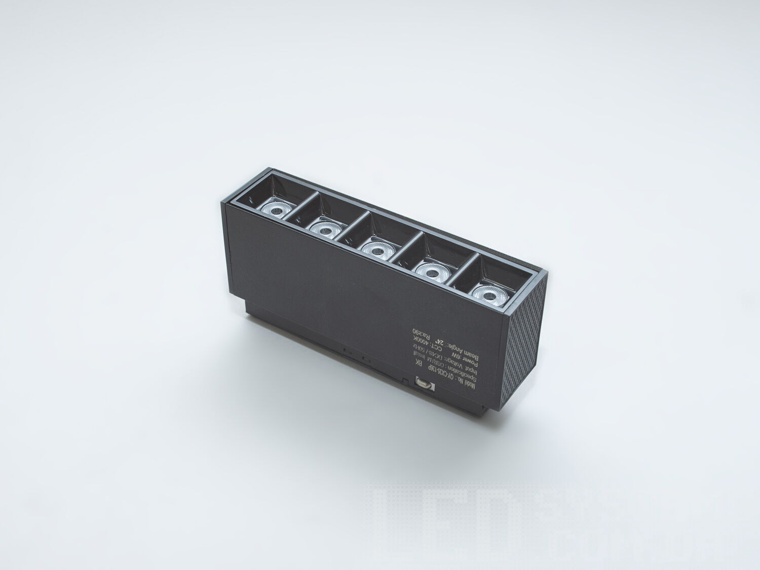 Трековий світильник LED для магнітної лінійної системи, 6Вт. Він пропонує користувачам можливість не просто освітлювати простір, а й творити атмосферу та акцентувати увагу на важливих деталях інтер