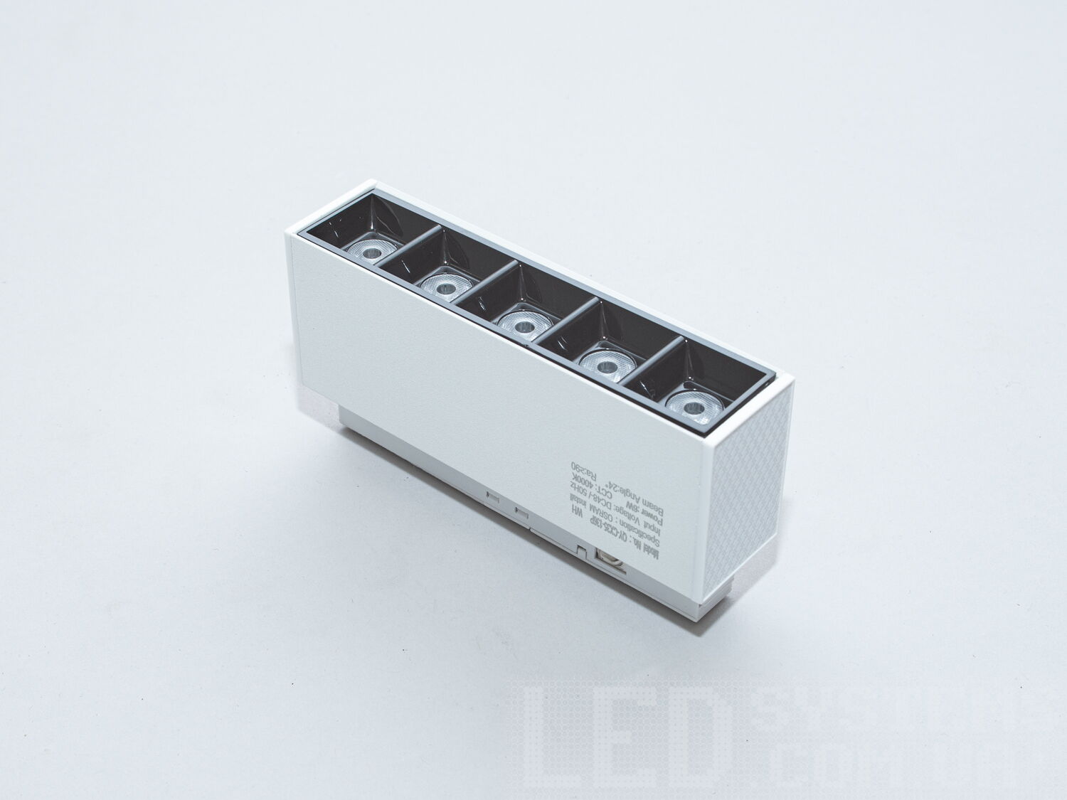 Лінійний трековий лед світильник для магнітної системи, 6 Вт. Це ідеальне рішення для тих, хто шукає стильний, енергоефективний і багатофункціональний освітлювальний прилад.