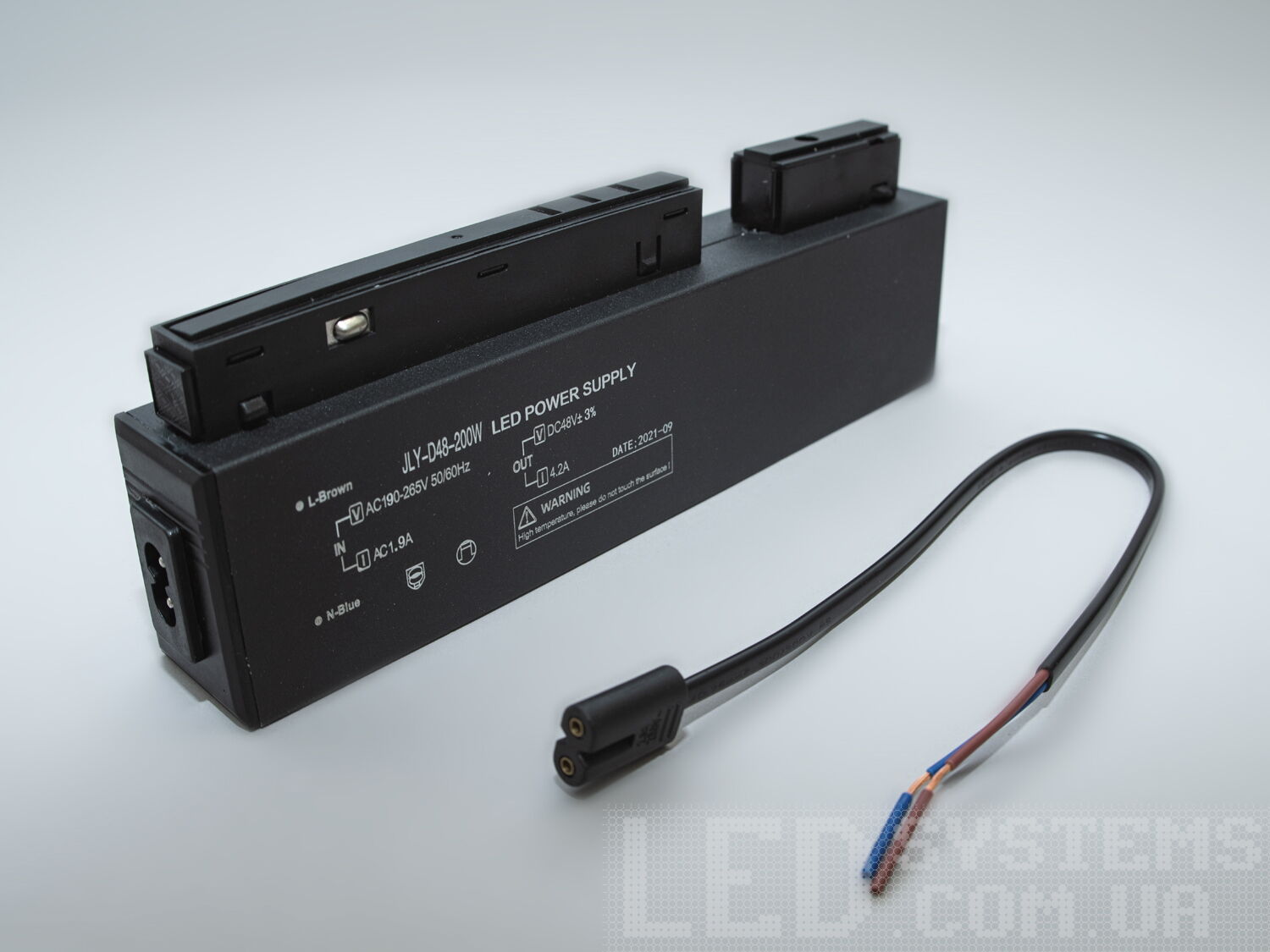 Блок живлення для магнітної трекової системи, 200 Вт. Блок сумісний з димерами та іншими системами управління освітленням, що дозволяє користувачам налаштовувати інтенсивність освітлення за своїми потребами.