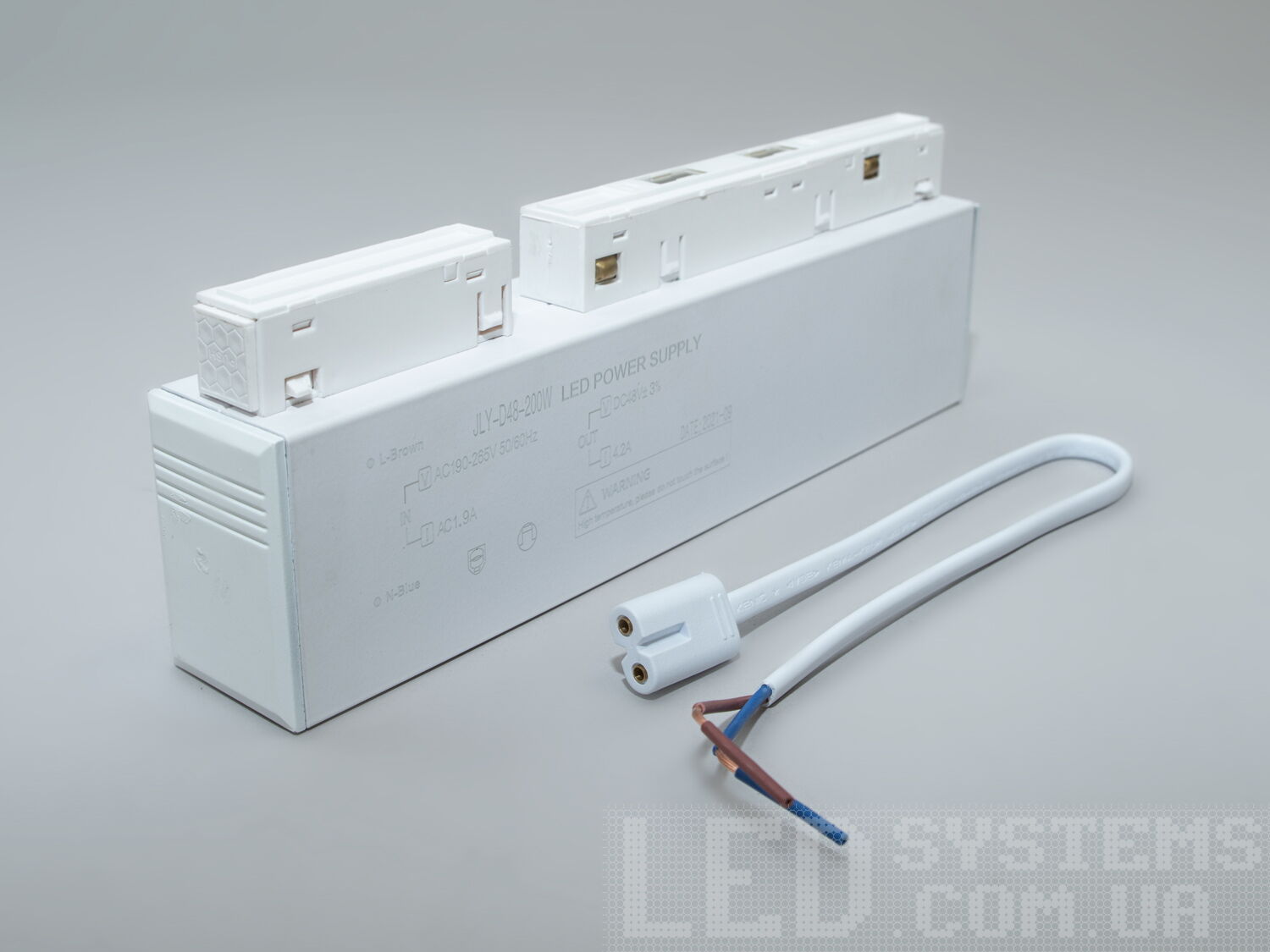 Блок живлення для магнітної трекової системи, 200 Вт. Так само як і трекові світильники діодні, блок живлення може бути легко замінений блоком більшої потужності, без необхідності пошкоджень поверхні стелі або стіни.