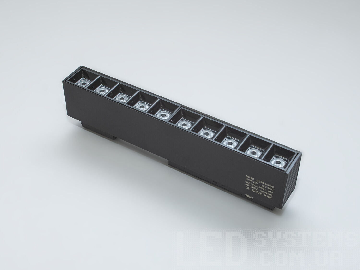 Лінійний трековий світильник для магнітної системи, 12 Вт. Його застосовують магазини, кафе та офіси, де важливо створити правильні акценти, наприклад, на продукції, зонах відпочинку чи конференц-залах.