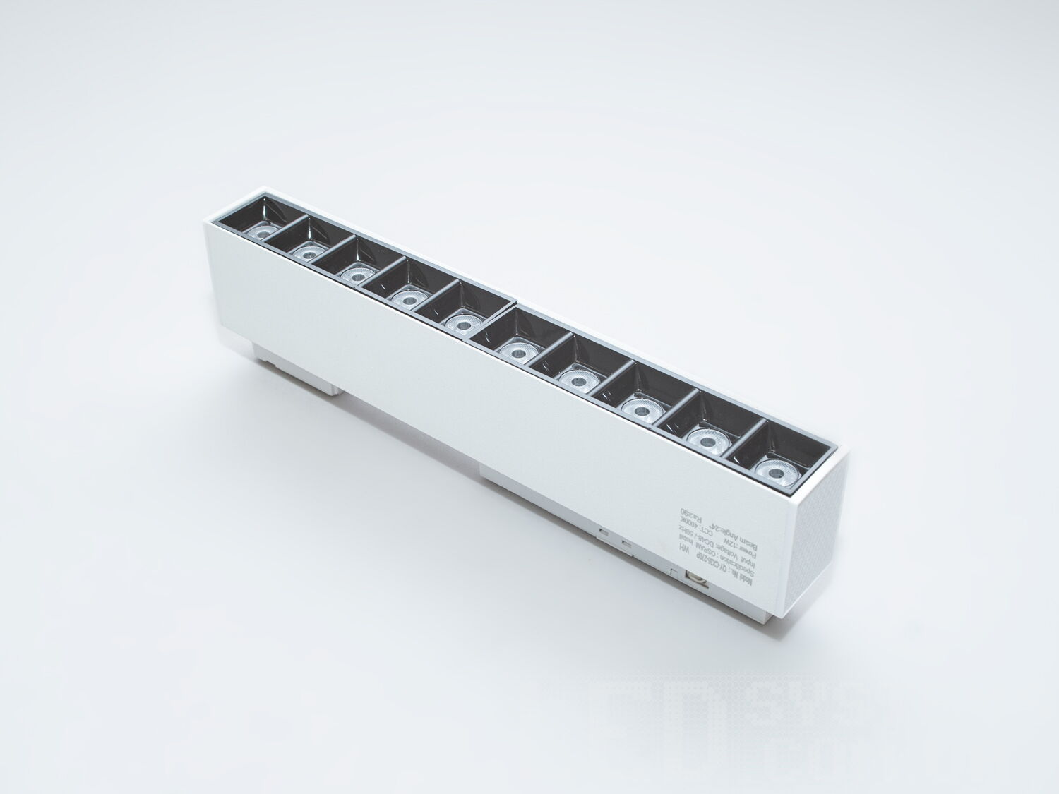 Лінійний світлодіодний трековий світильник, 12 Вт. Завдяки кольоровій температурі 4000К, його світло максимально наближене до природного денного. Це особливо важливо для трекових світильників для кухні, де точність кольоропередачі грає важливу роль під час приготування їжі.