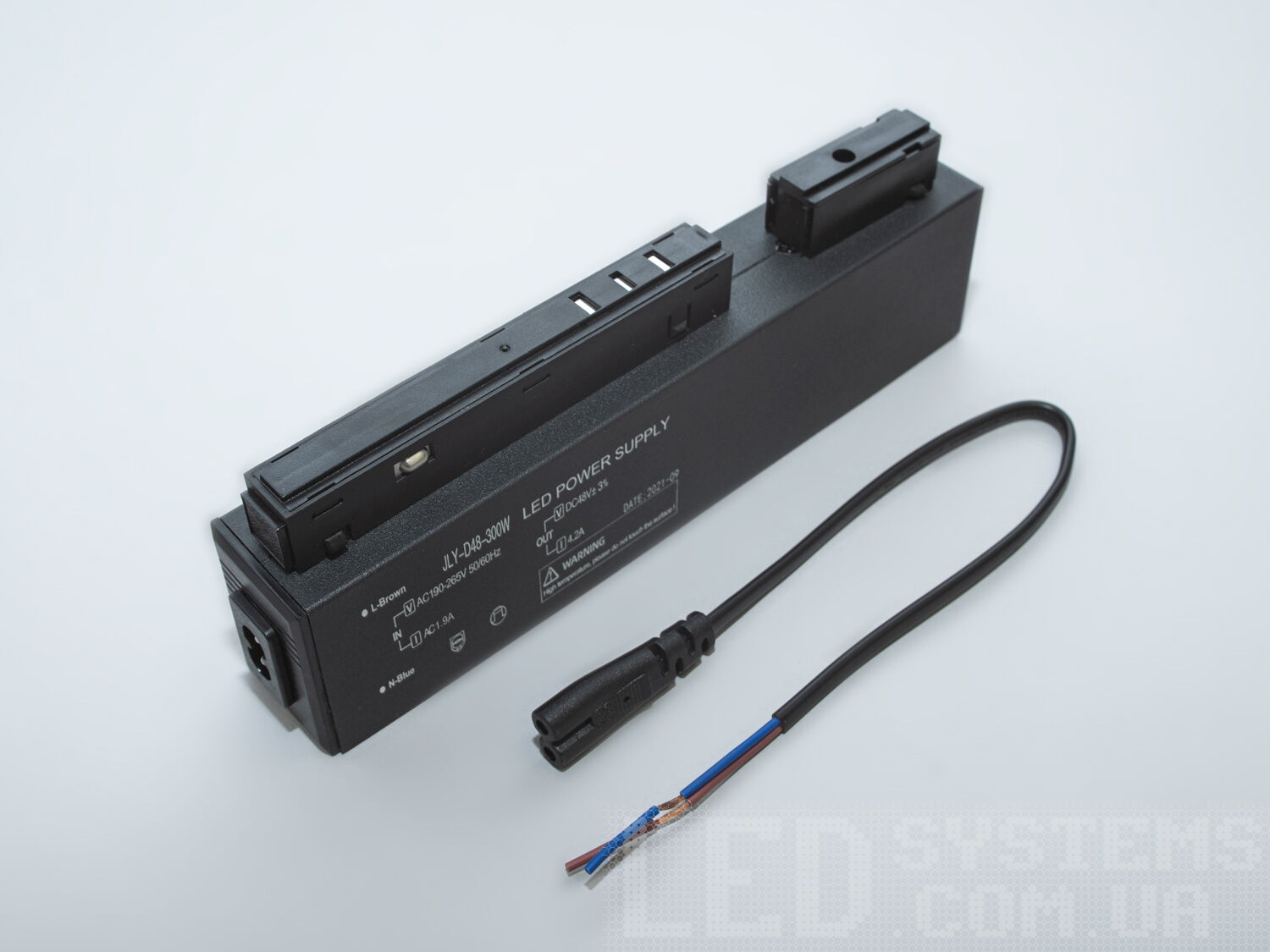 Блок живлення для магнітної трекової системи, 300 Вт. Цей блок перетворює стандартну електричну напругу з мережі 220 В до відповідного низьковольтного рівня, який необхідний для роботи світлодіодних світильників трекової системи.