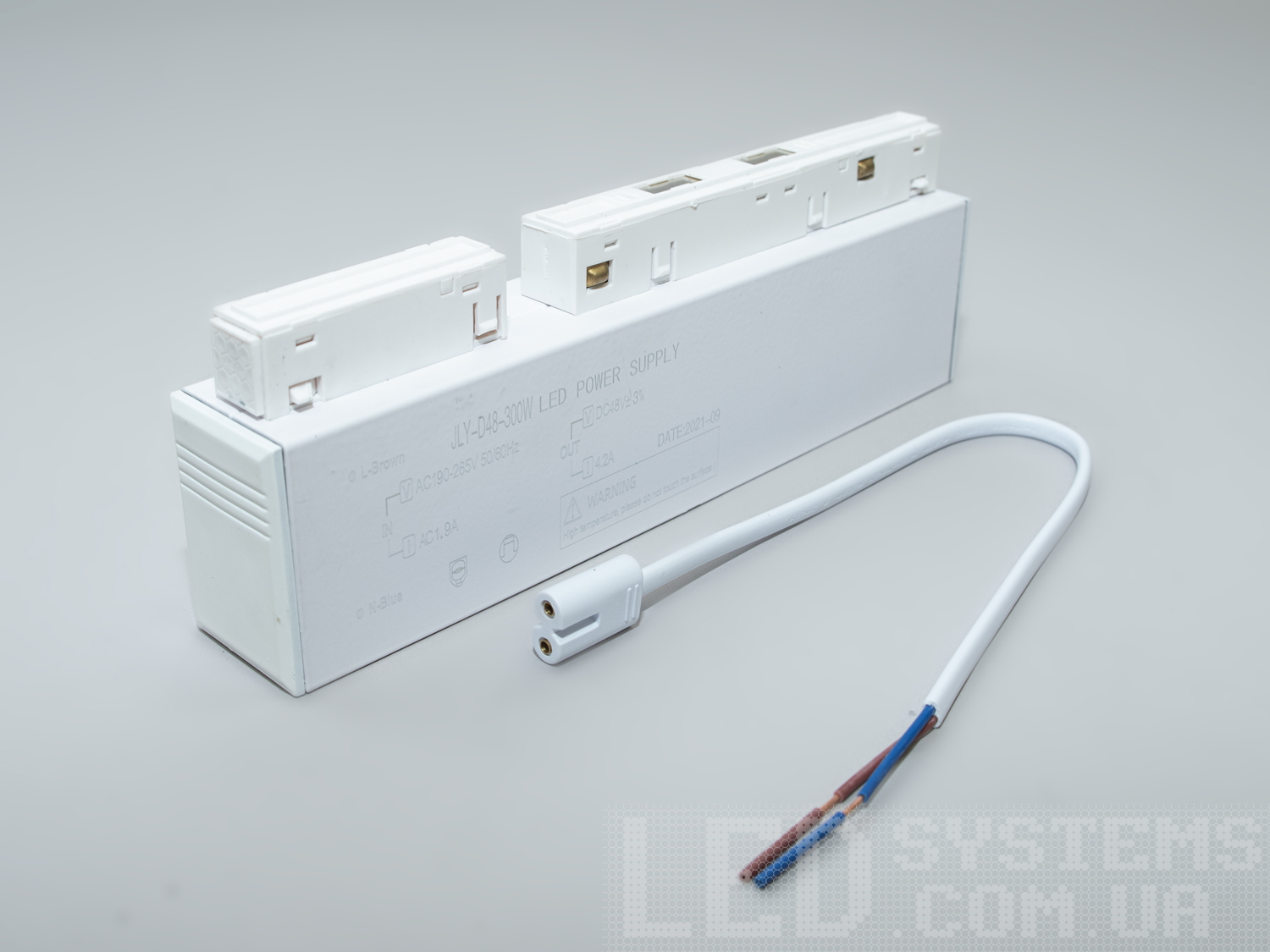 Блок живлення для магнітної трекової системи, 300 Вт. Так само як і магнітні світильники трекові, блок живлення може бути легко замінений блоком більшої потужності, без необхідності пошкоджень поверхні стелі або стіни. 