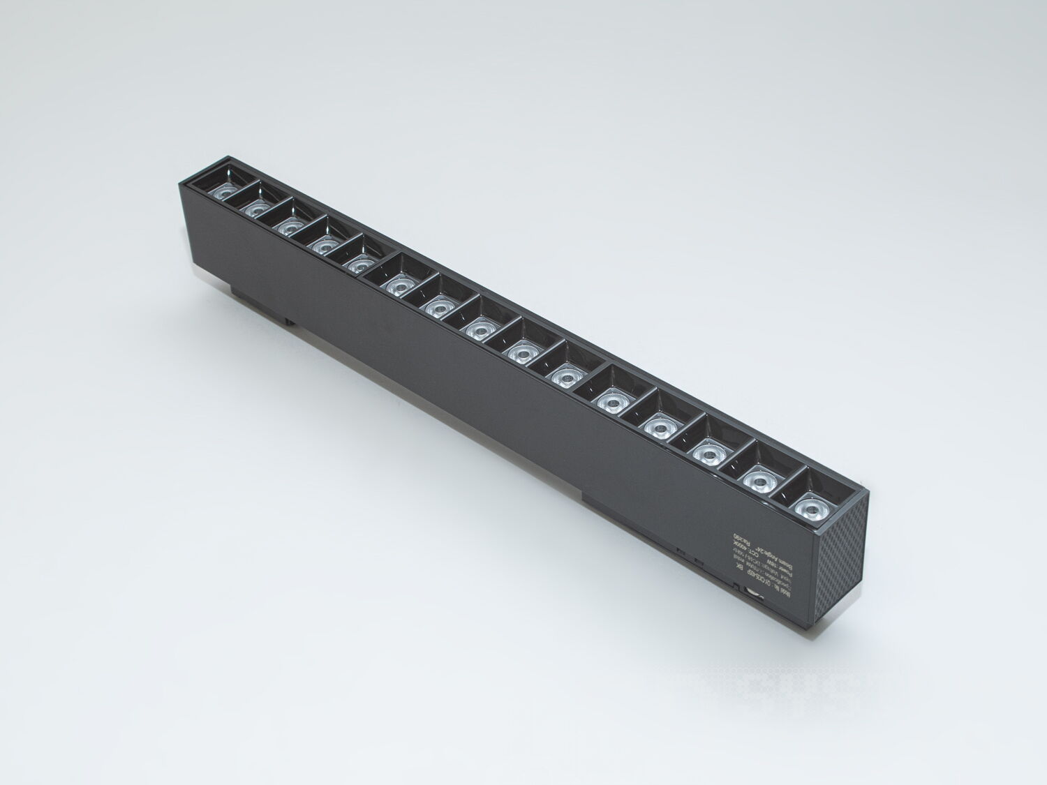 Лінійний трековий світильник для магнітної системи, 18 Вт. Трековий магнітний світильник стане вашим союзником у створенні стильного та комфортного освітлення, яке надихатиме вас щодня.