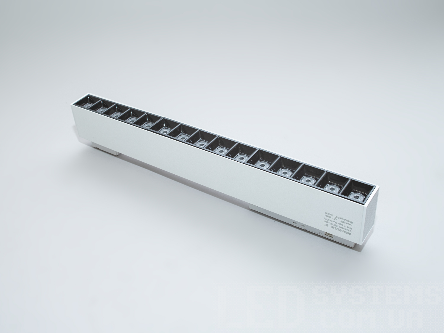 Лінійний LED трековий білий світильник магнітний, 18 Вт. Його універсальний дизайн, багатофункціональність і легкість використання роблять його незамінним у створенні як домашніх затишних інтерєрів, так і продуктивних офісів чи виразних комерційних просторів