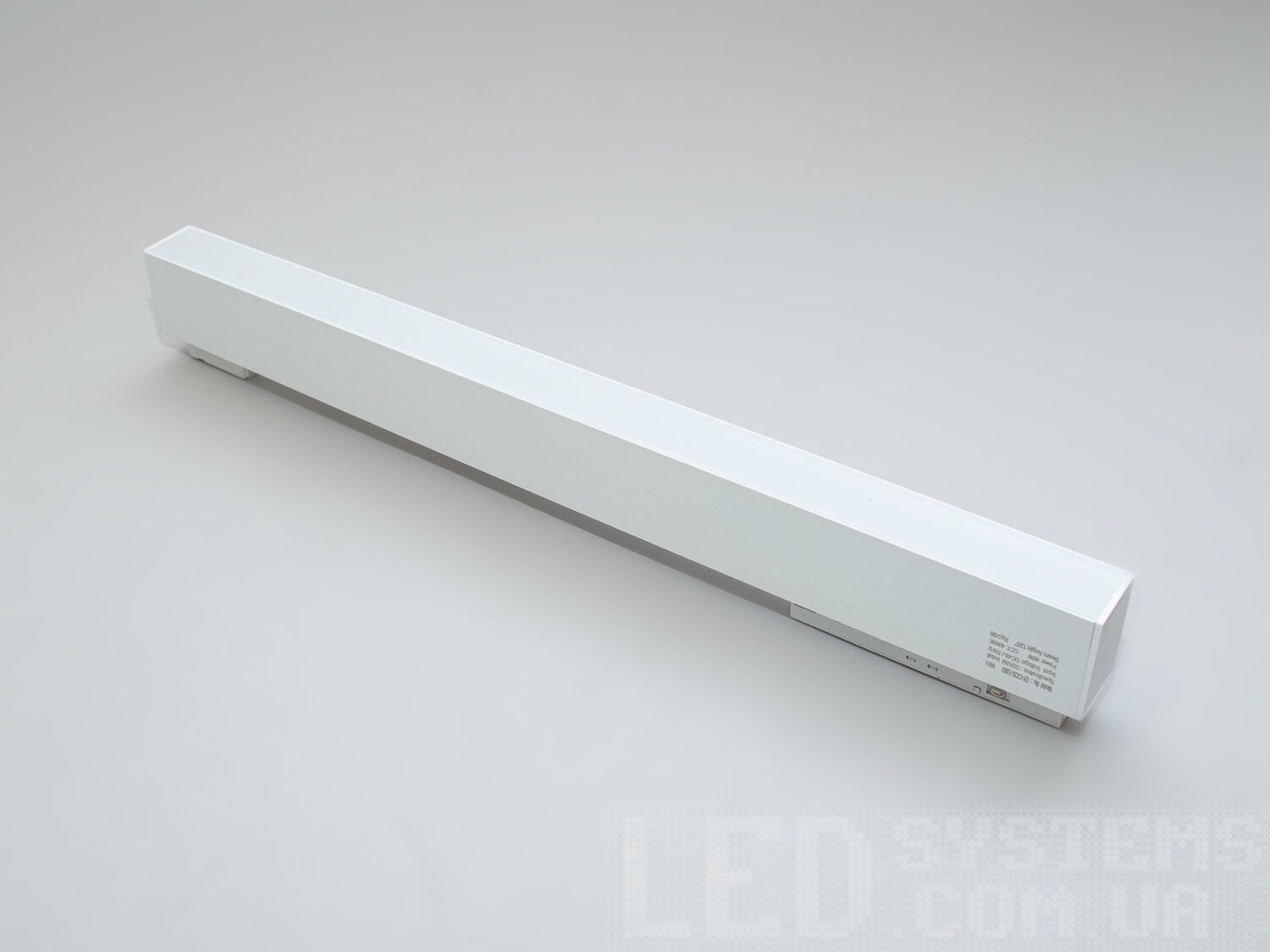 Лінійний світлодіодний трековий світильник для магнітної системи, 24Вт. Трекові світильники на кухні не просто додають світла. Вони розповідають історію, перетворюючи кожне приготування страв на маленьку кулінарну виставу.