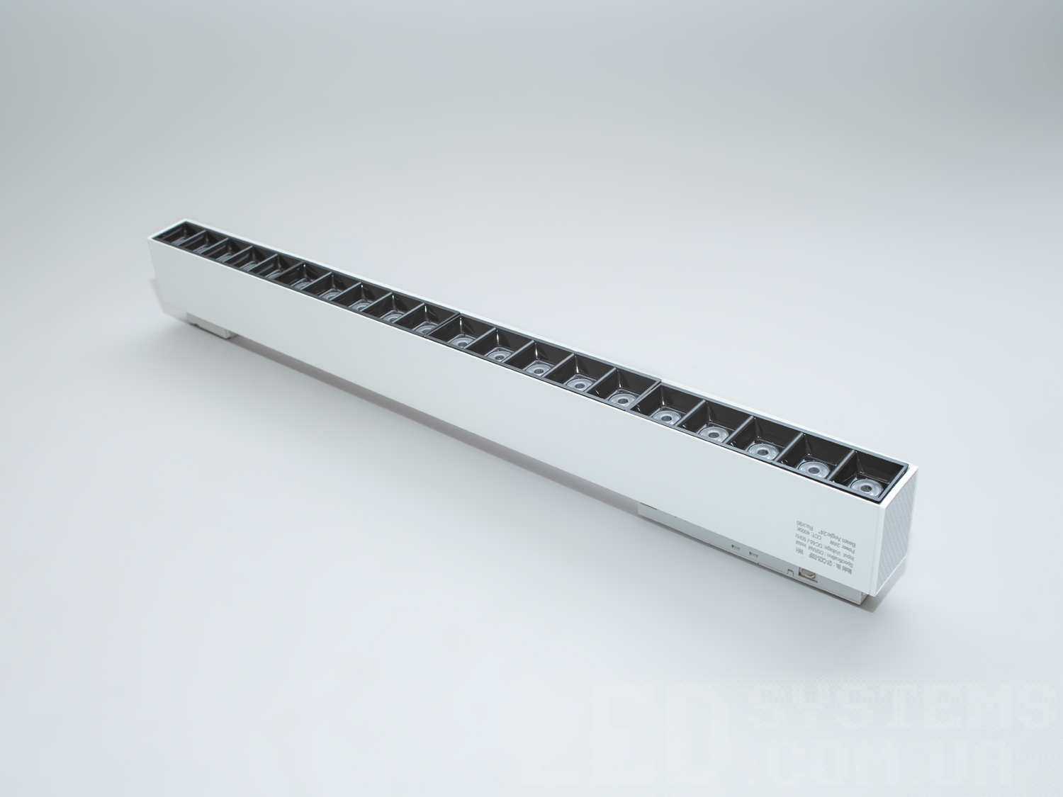 Лінійний трековий світильник для магнітної системи, 24 Вт. Цей трек світильник виглядає як витончений предмет сучасного мистецтва, який одночасно слугує як практичне джерело світла. Це трековий світильник, що створений бути частиною сучасного життя, непомітним, але незамінним.