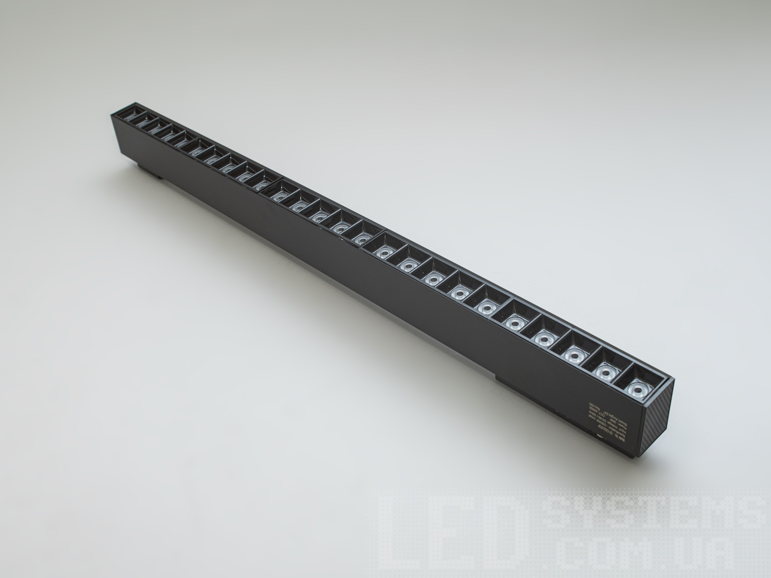 Лінійний трековий світильник для магнітної системи, 30 Вт. Вибір цього трекового світильника гарантує відсутність спотворень кольорів і підходить для приміщень, де важливо зберегти природність відтінків: виставкові зали, магазини одягу, галереї чи навіть кухні.