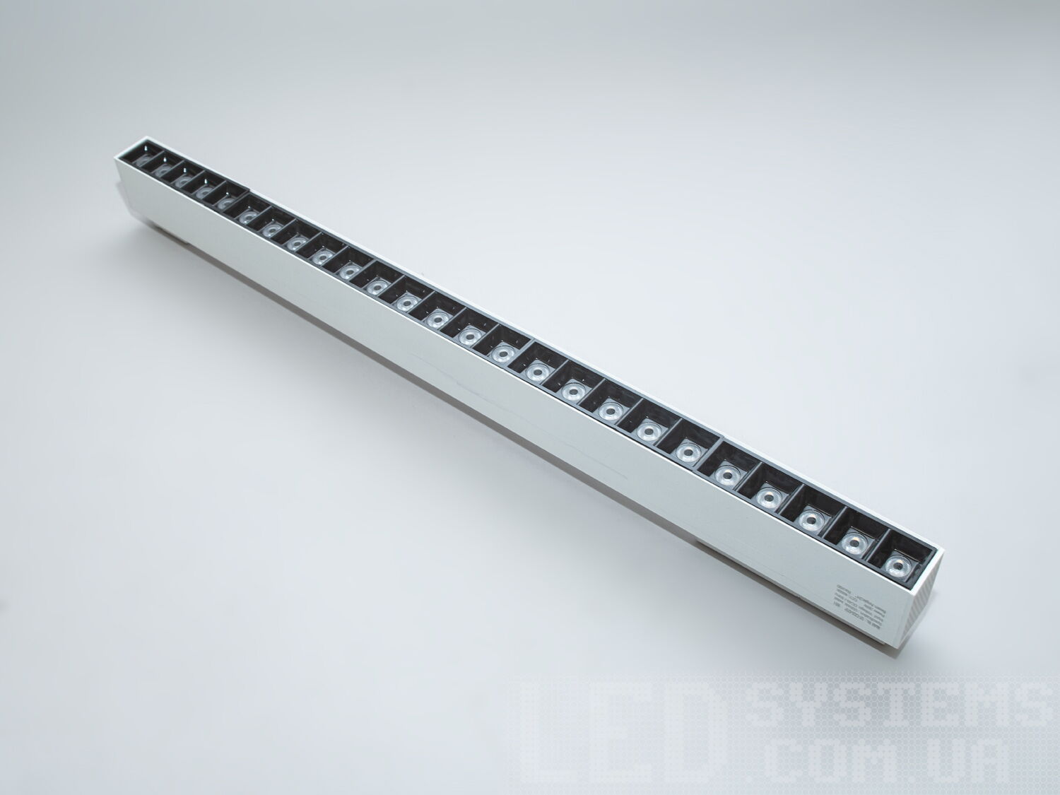 Лінійний світлодіодний трековий світильник білий, 30 Вт. Оберіть цей світлодіодний трековий світильник, щоб зробити ваш простір світлішим, стильнішим і комфортнішим!