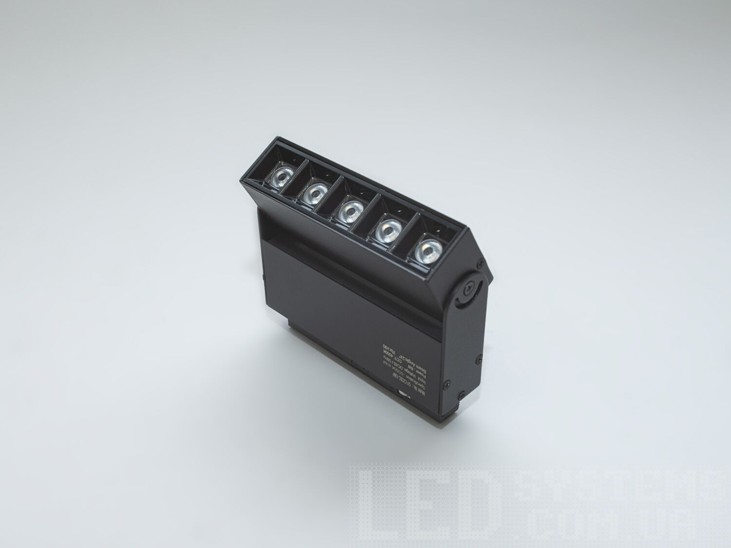 Лінійний поворотний трековий світильник для магнітної системи, 6 Вт. Він призначений для того, щоб підкреслити та висвітлити красу обєктів, надаючи інтерєру особливої атмосфери та глибини.