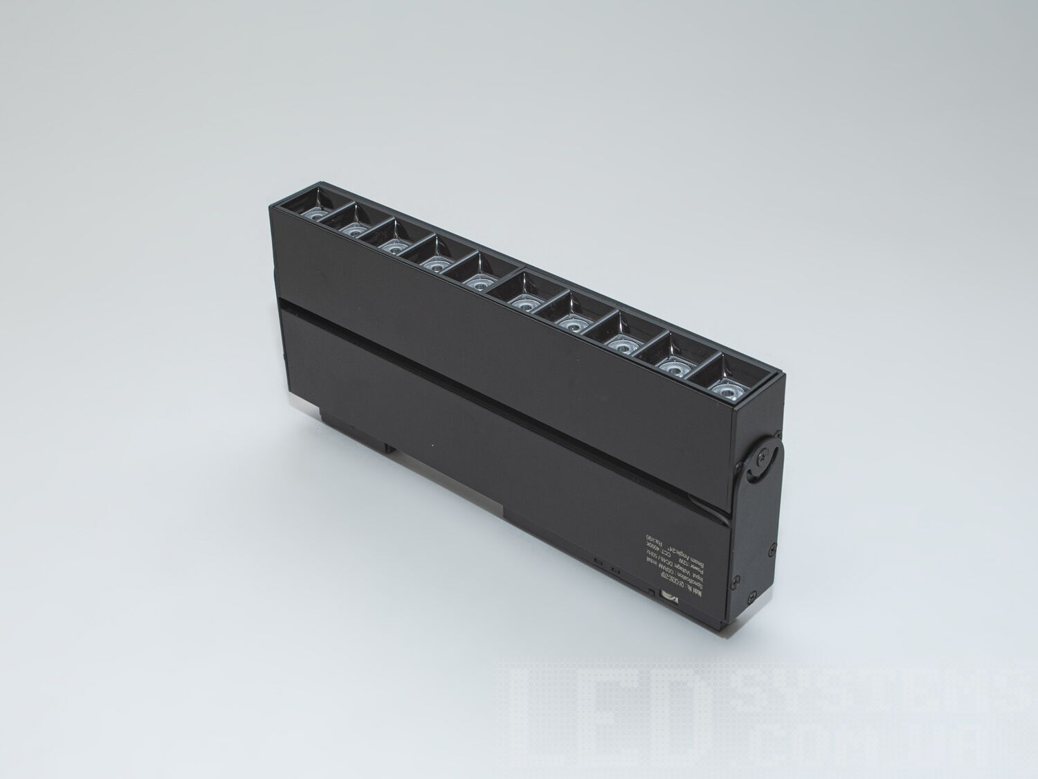 Поворотний світлодіодний магнітний трековий світильник, 12Вт. Трекові світильники від ТМ «Діаша» стануть вашим найкращим союзником у перетворенні простору, даруючи йому не лише світло, але й душу.