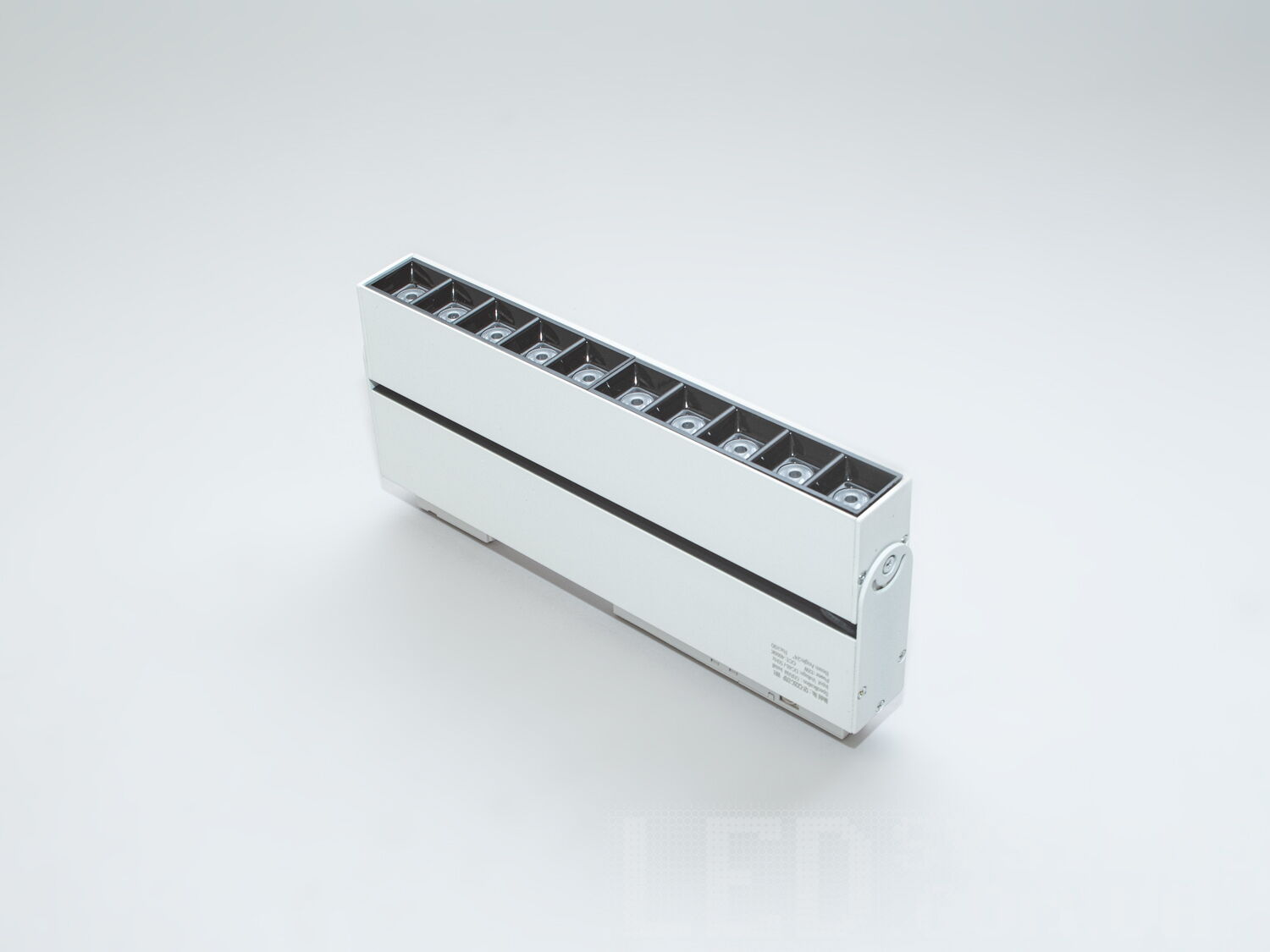 Поворотний світлодіодний трековий світильник, 12Вт. Світлодіодний трековий світильник від ТМ «Діаша» є виразом інженерної думки та дизайнерського вишуканості, який здатен трансформувати будь-який простір, забезпечуючи не тільки функціональне освітлення, але й створюючи атмосферу і акценти, котрі підкреслюють характер інтерєру.