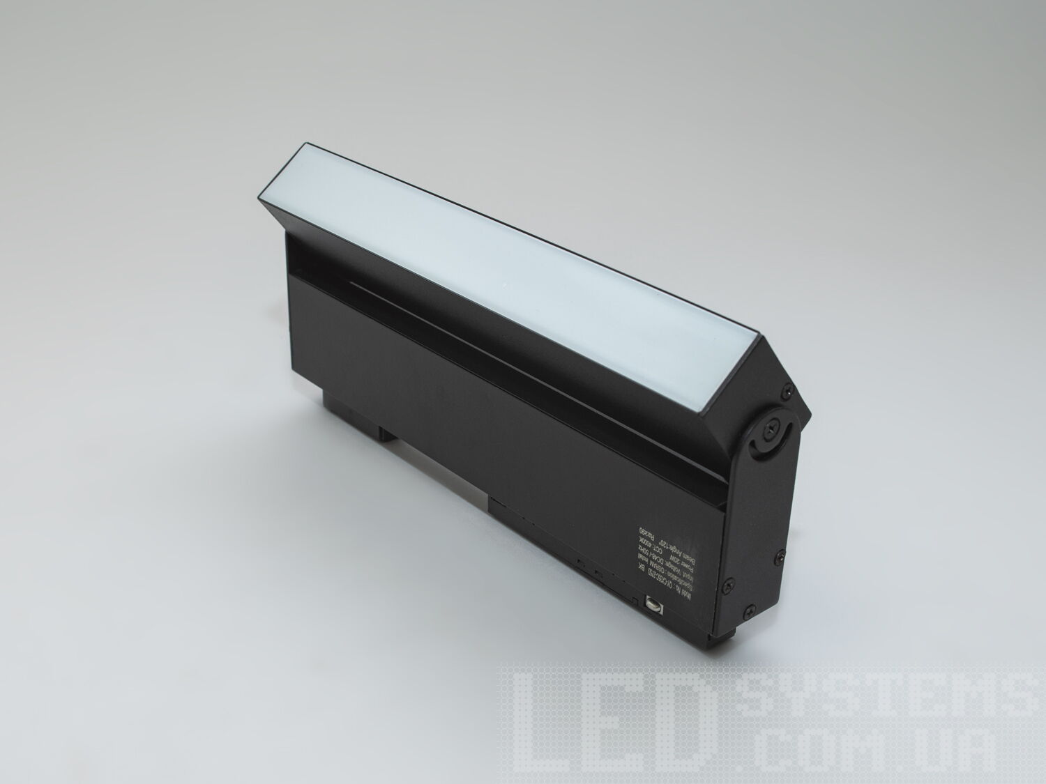 Поворотний лінійний трековий світильник магнітний, 20Вт. Його універсальність, висока якість світла, та елегантний дизайн забезпечують не лише функціональне освітлення, а й додають кожному простору вишуканість і глибину.