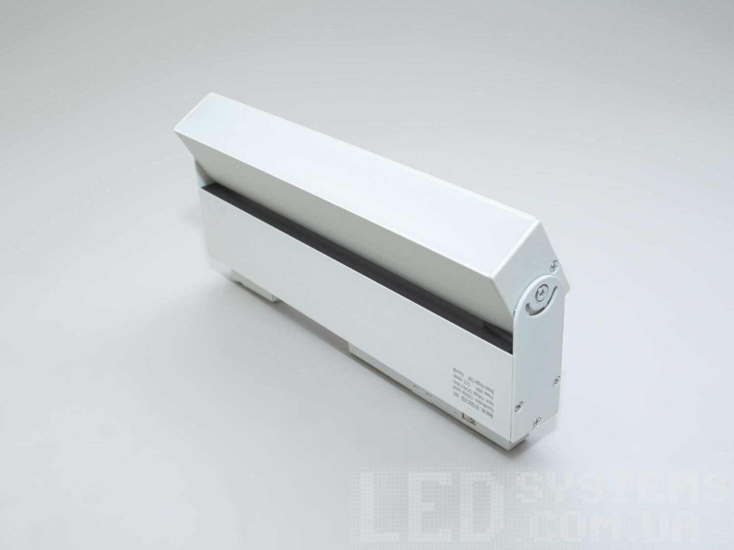 Лінійний поворотний трековий світлодіодний світильник магнітний, 20Вт. Поворотна функція трекових світильників дозволяє користувачеві ефективно націлювати світло в потрібному напрямку, що робить його також підходящим для акцентного освітлення дзеркал, картин або інших елементів декору, підкреслюючи їх красу та додаючи глибину інтерєру.