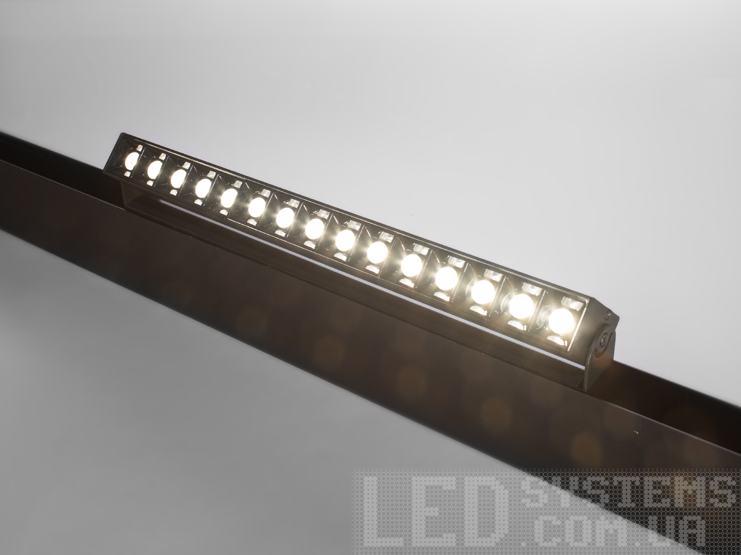 Поворотний лінійний магнітний трековий led світильник, 18 Вт. Трекові світильники здатні яскраво висвітлювати обмежені зони, такі як дзеркала, картини, архітектурні деталі чи експонати у вітринах, що робить його вибором номер один для галерей, музеїв та торговельних просторів.