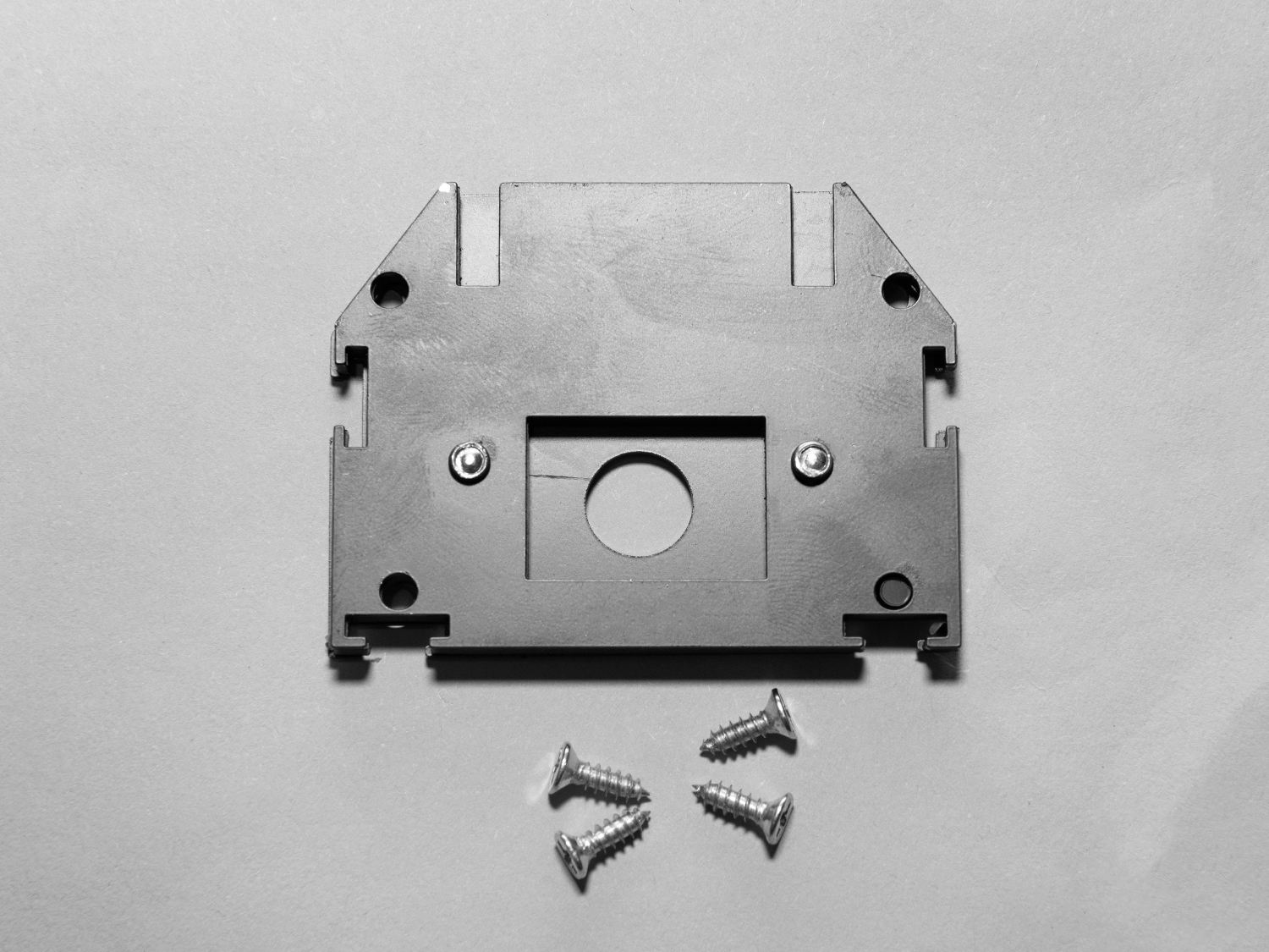 Застосовується для відкритих кінців підвісного та накладного треку.