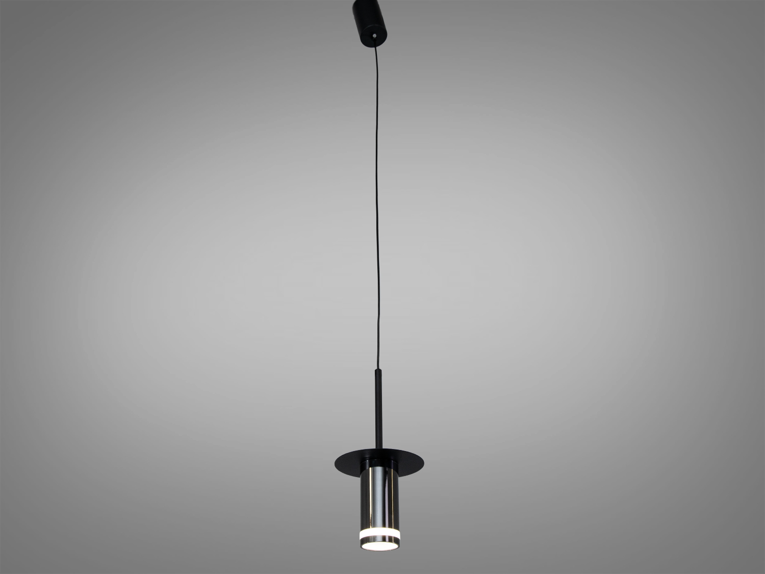 Одинарний підвісний світильник-туба GU10 у кольорі чорний хром для спрямованого акцентного світла в кухні, над столом чи у вітрині. Керування — настінний вимикач.