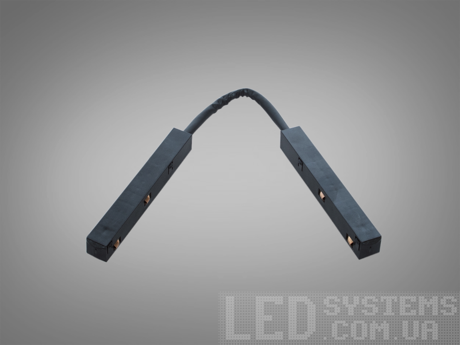 Гнучкий з'єднувач підходить для електричного з'єднання ділянок магнітної трекової системи 20-ї та 35-ї серій. Може бути використаний для проходження готових кутових елементів, або укладений у кутові з'єднання під довільним кутом, що виконуються самостійно.&nbsp;
Не встановлюється в місцях розриву ланцюга при використанні кількох блоків живлення магнітної трекової системи. Заборонено робити закільцьовану мережу. Якщо магнітна трекова система передбачається у формі прямокутника &ndash; мінімум в одному куті повинен бути відсутній гнучкий з'єднувач.&nbsp;
Для механічного з'єднання треків використовуються монтажні пластини, які ви можете вибрати в розділі 