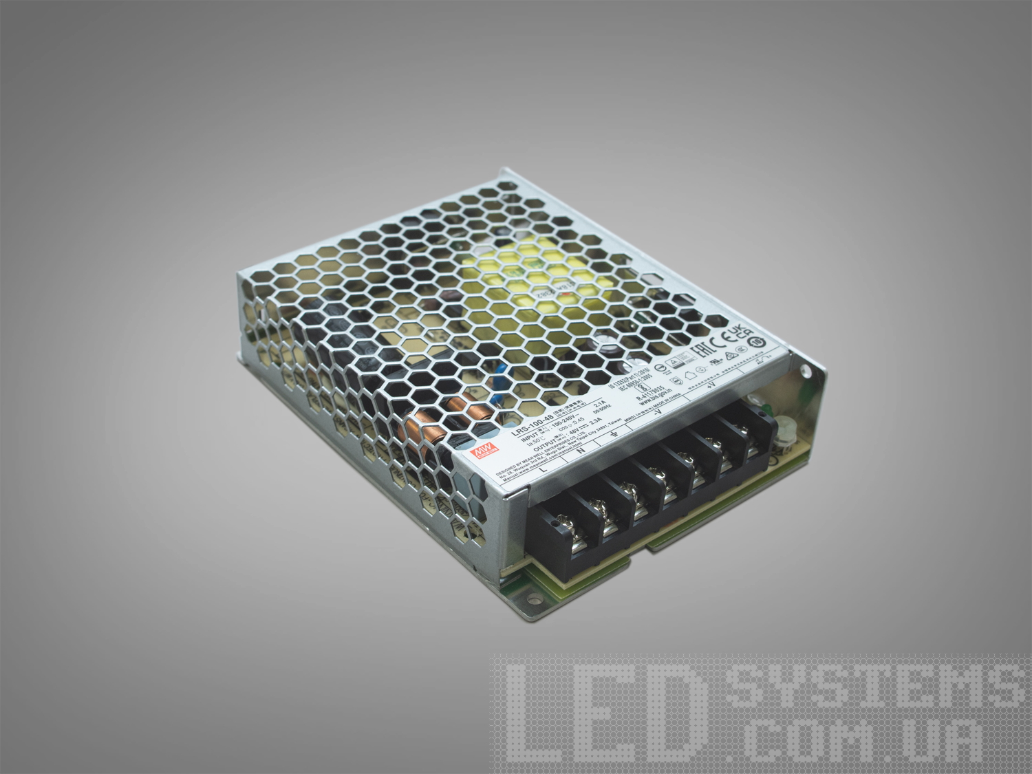 Блок живлення на 100 Вт для магнітної трекової системи, призначений для прихованого монтажу, є ключовою компонентою в сучасних системах освітлення. Його унікальність полягає у здатності ефективно живити освітлювальні прилади, при цьому залишаючись невидимим у просторі інтер'єру.
Завдяки своїй невеликій товщині, всього 3 см, цей блок живлення легко може бути вмонтований за гіпсокартонними панелями, у технічних нішах, або навіть на дверцятах електричного щитка. Це робить його ідеальним для місць, де немає можливості або бажання візуально виставляти технічні елементи системи освітлення.
Важливим аспектом є те, що використання більше одного блоку живлення на одній ділянці трекової системи заборонено. Якщо в системі потрібно встановити декілька блоків живлення, вони мають бути підключені до окремих ділянок шинопроводу, які не з'єднані електрично, щоб запобігти перевантаженню та забезпечити безпеку використання.
Також важливо зазначити, що створення кільцевої мережі у магнітній трековій системі є забороненим. У разі формування системи у вигляді прямокутника, в одному з кутів повинна бути відсутня можливість гнучкого з'єднання, щоб уникнути створення замкнутого контуру. Це дозволяє уникнути проблем з розподілом навантаження та перешкоджає потенційним ризикам, пов'язаним з електричними колами.
Такий блок живлення забезпечує надійне та стабільне живлення для магнітної трекової системи, дозволяючи максимально використовувати можливості світлодіодних технологій. Він ідеально підходить для використання в сучасних домашніх інтер'єрах, комерційних просторах, галереях та виставкових залах, де необхідне якісне та гнучке освітлення.