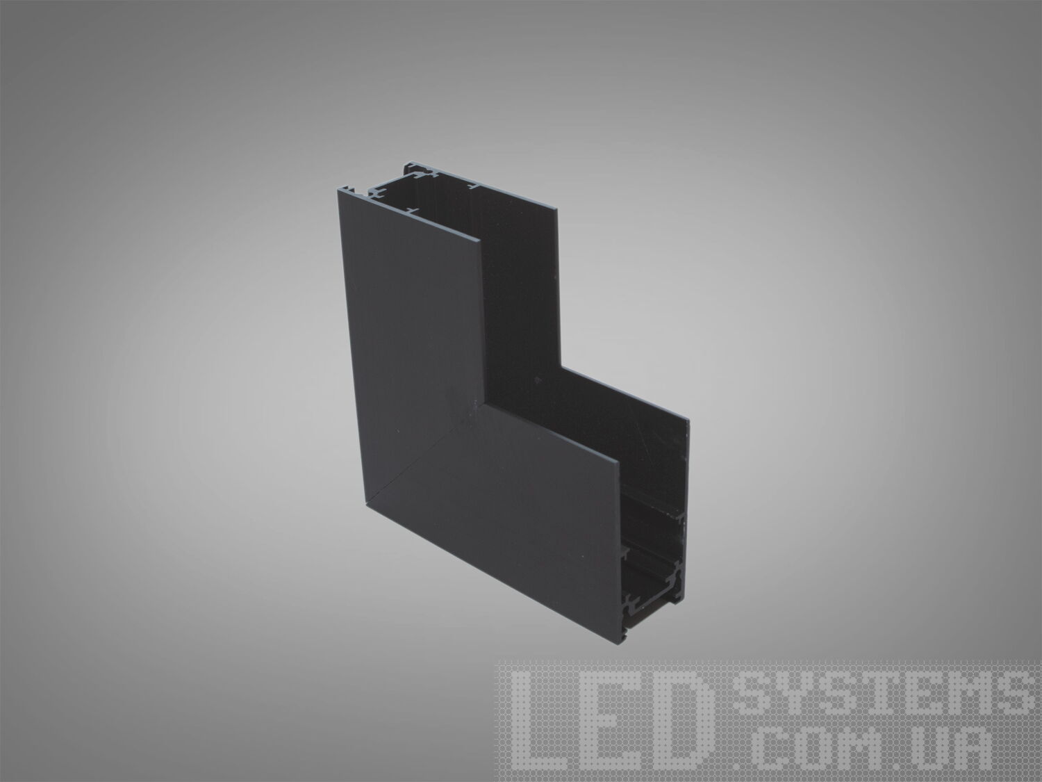 Готовий кутовий з'єднувач треків дозволяє без додаткових складнощів отримати естетичне надійне з'єднання треків.
При переході трекової системи з гіпсокартонної основи на штробу, &nbsp;рекомендуємо використовувати сполучні елементи для гіпсокартонних систем. При продовженні лінії живлення за сполучним елементом необхідно використовувати гнучкі з'єднувачі, які ви можете вибрати в розділі &laquo;Комплектуючі для магнітної трекової системи.
Завдяки використанню стандартного профілю для системи 48в, можна комбінувати треки та світильники різних виробників в одній системі.