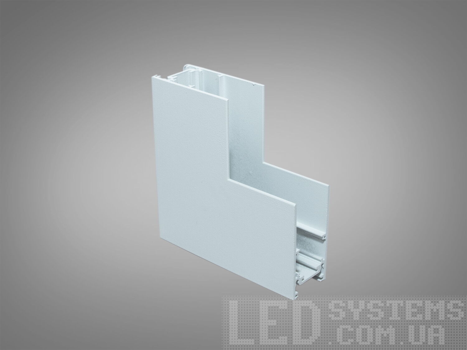 Готовий кутовий з'єднувач треків дозволяє без додаткових складнощів отримати естетичне надійне з'єднання треків.
При переході трекової системи з гіпсокартонної основи на штробу, &nbsp;рекомендуємо використовувати сполучні елементи для гіпсокартонних систем. При продовженні лінії живлення за сполучним елементом необхідно використовувати гнучкі з'єднувачі, які ви можете вибрати в розділі &laquo;Комплектуючі для магнітної трекової системи.
Завдяки використанню стандартного профілю для системи 48в, можна комбінувати треки та світильники різних виробників в одній системі.