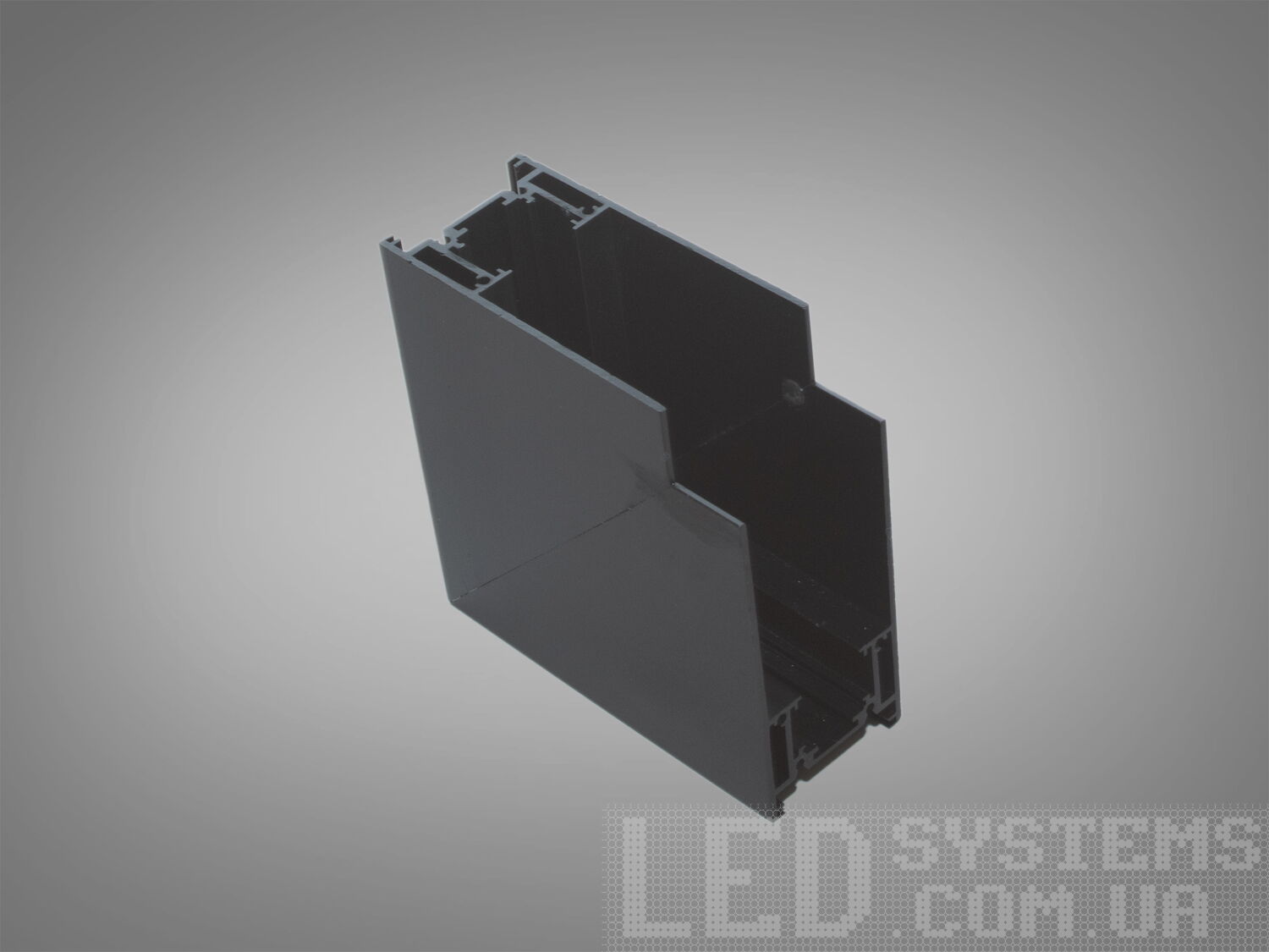 Готовий кутовий з'єднувач треків дозволяє без додаткових складнощів отримати естетичне надійне з'єднання треків.
При переході трекової системи з гіпсокартонної основи на штробу, &nbsp;рекомендуємо використовувати сполучні елементи для гіпсокартонних систем. При продовженні лінії живлення за сполучним елементом необхідно використовувати гнучкі з'єднувачі, які ви можете вибрати в розділі &laquo;Комплектуючі для магнітної трекової системи.
Завдяки використанню стандартного профілю для системи 48в, можна комбінувати треки та світильники різних виробників в одній системі.